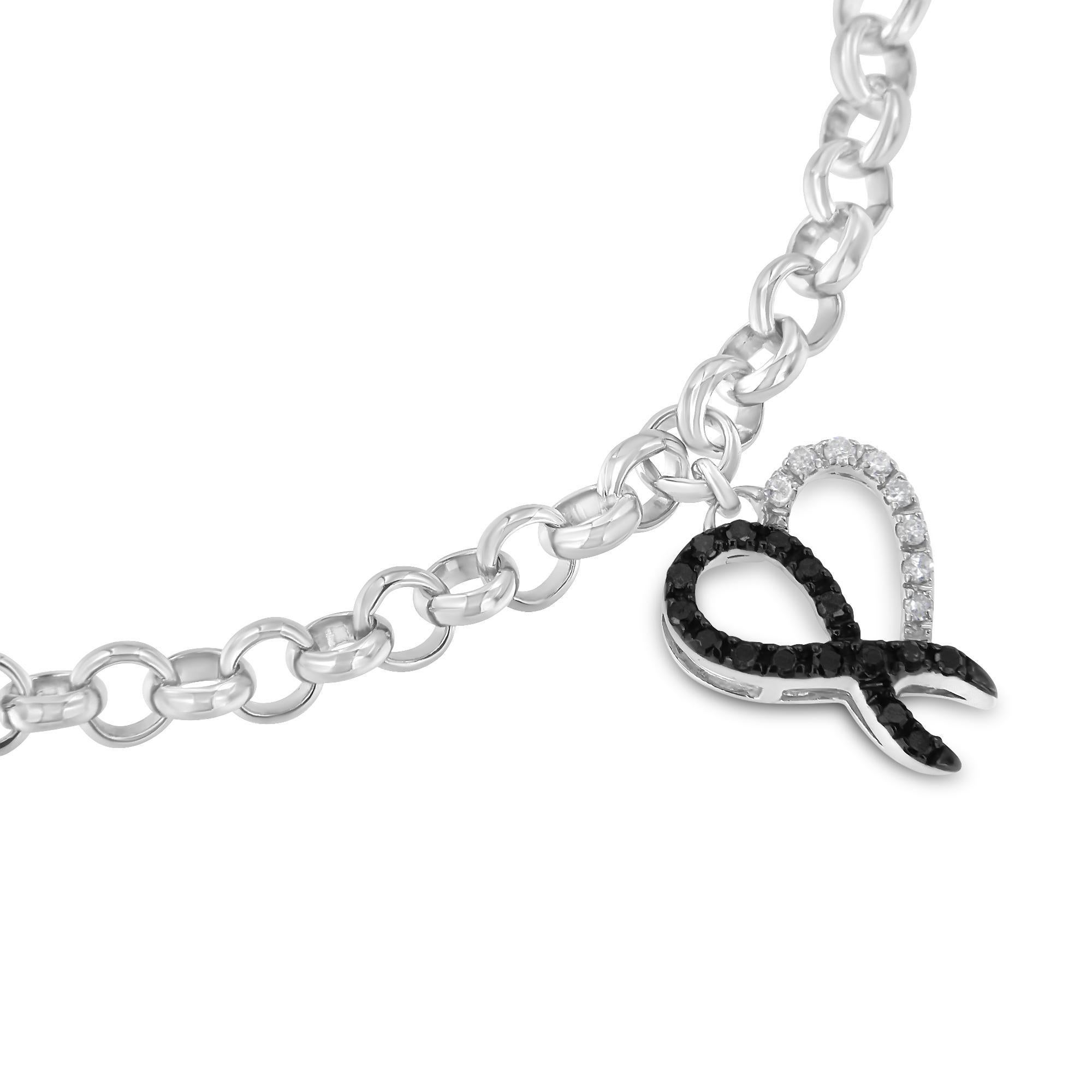 Moderno Bracciale con charm a forma di cuore in argento 925 con diamante da 1/6ct TDW in vendita