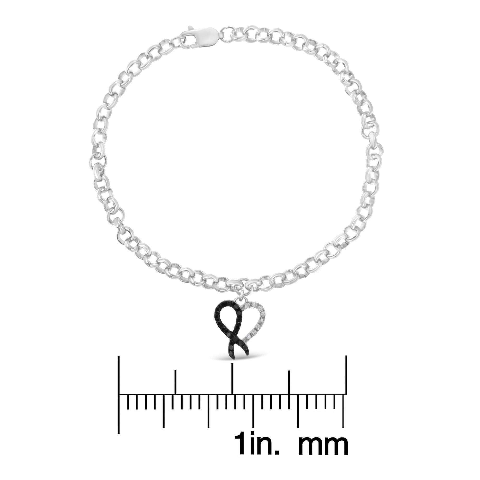Bracciale con charm a forma di cuore in argento 925 con diamante da 1/6ct TDW In condizioni Nuovo in vendita a New York, NY