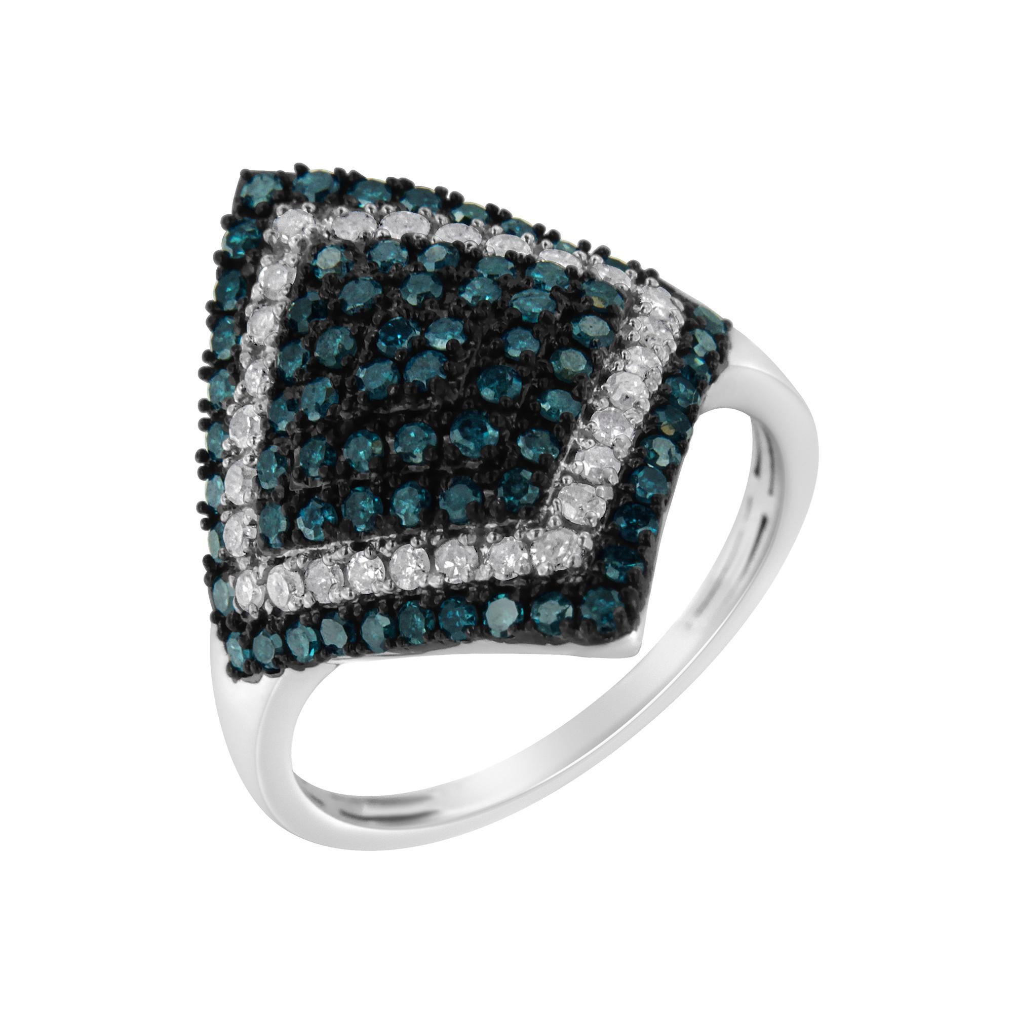 Un anello a forma di rombo tempestato di diamanti a taglio rotondo avvolge la parte anteriore di un'elegante fascia in argento sterling. I diamanti blu, trattati nel colore e con taglio rotondo, seguono lo schema quadrato della forma centrale. Una