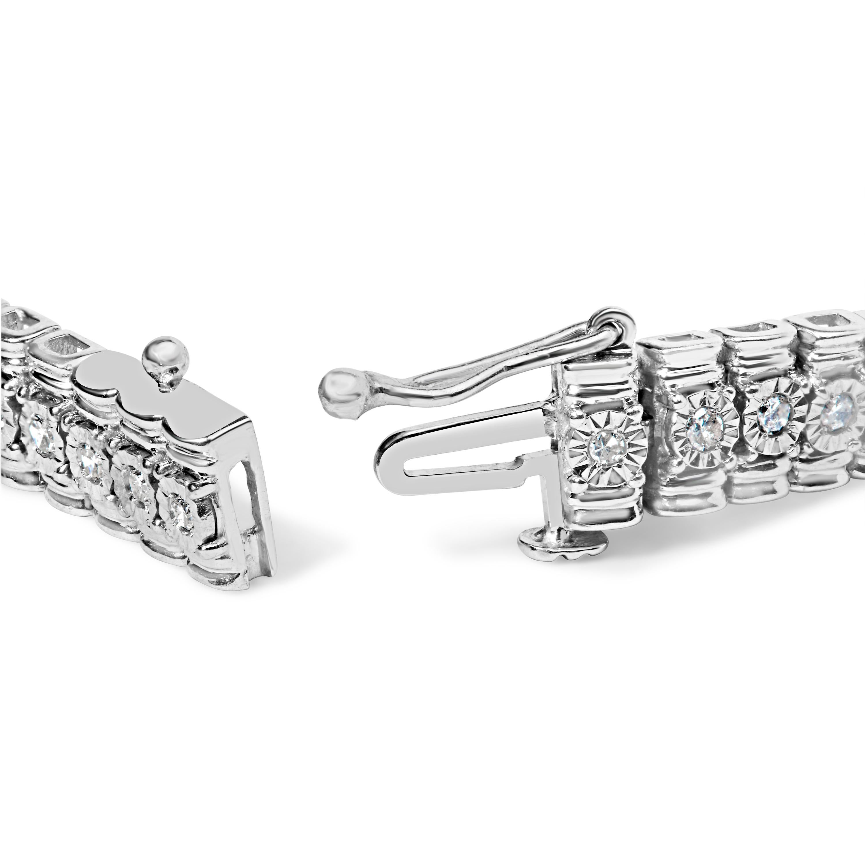 Avvolgi il tuo polso nello splendore di innumerevoli stelle con questo squisito bracciale in argento sterling, testimonianza di un'eleganza senza tempo. Cullati all'interno di collari scolpiti e lucidati a specchio, ogni diamante brilla con la