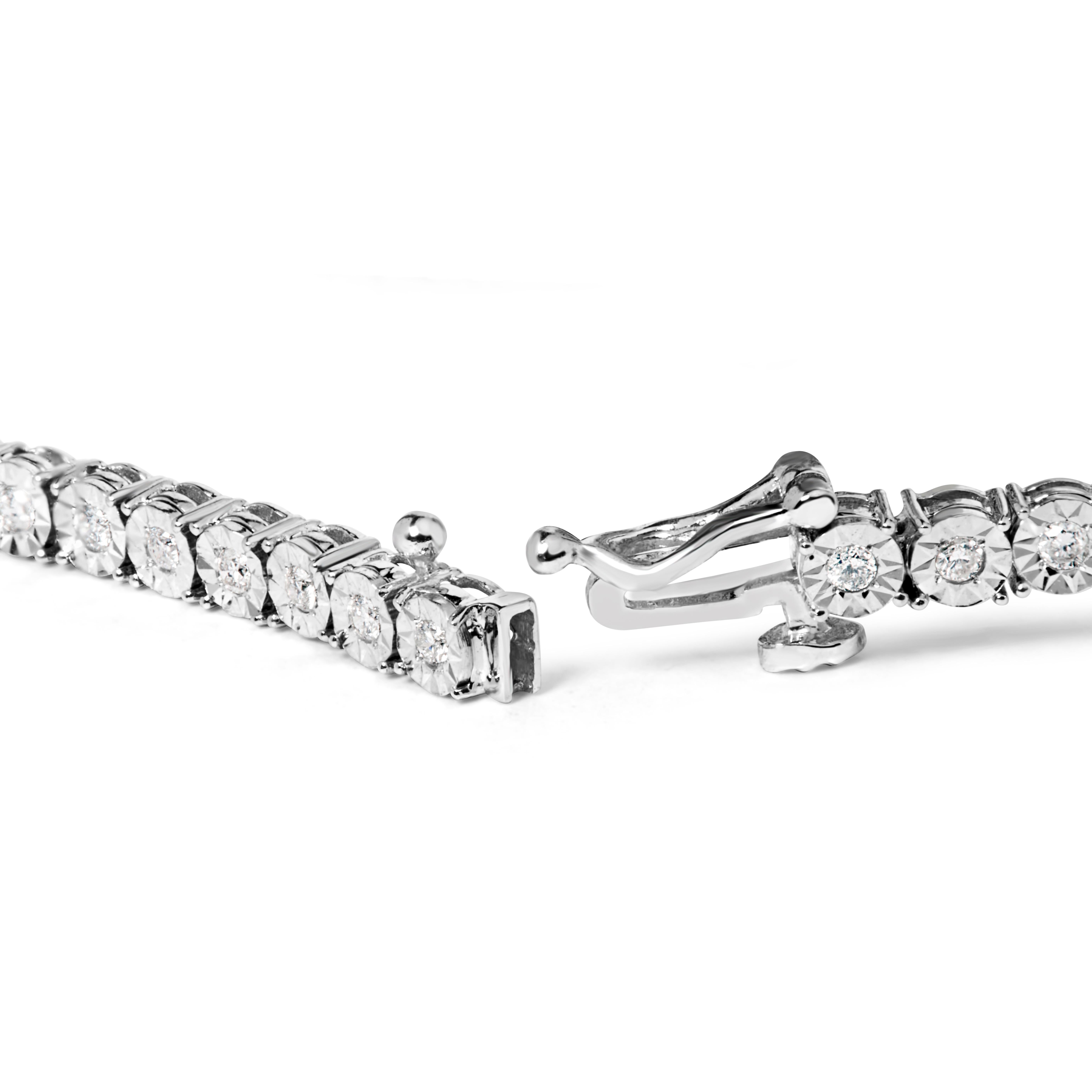 Dieses feminine und luxuriöse Tennisarmband besteht aus wunderschönen, facettenreichen Diamanten im Rosenschliff, die an den Art-déco-Schmuckstil der Vintage-Ära erinnern. Echte, massive Glieder aus 925er Sterlingsilber sorgen für einen zeitlosen