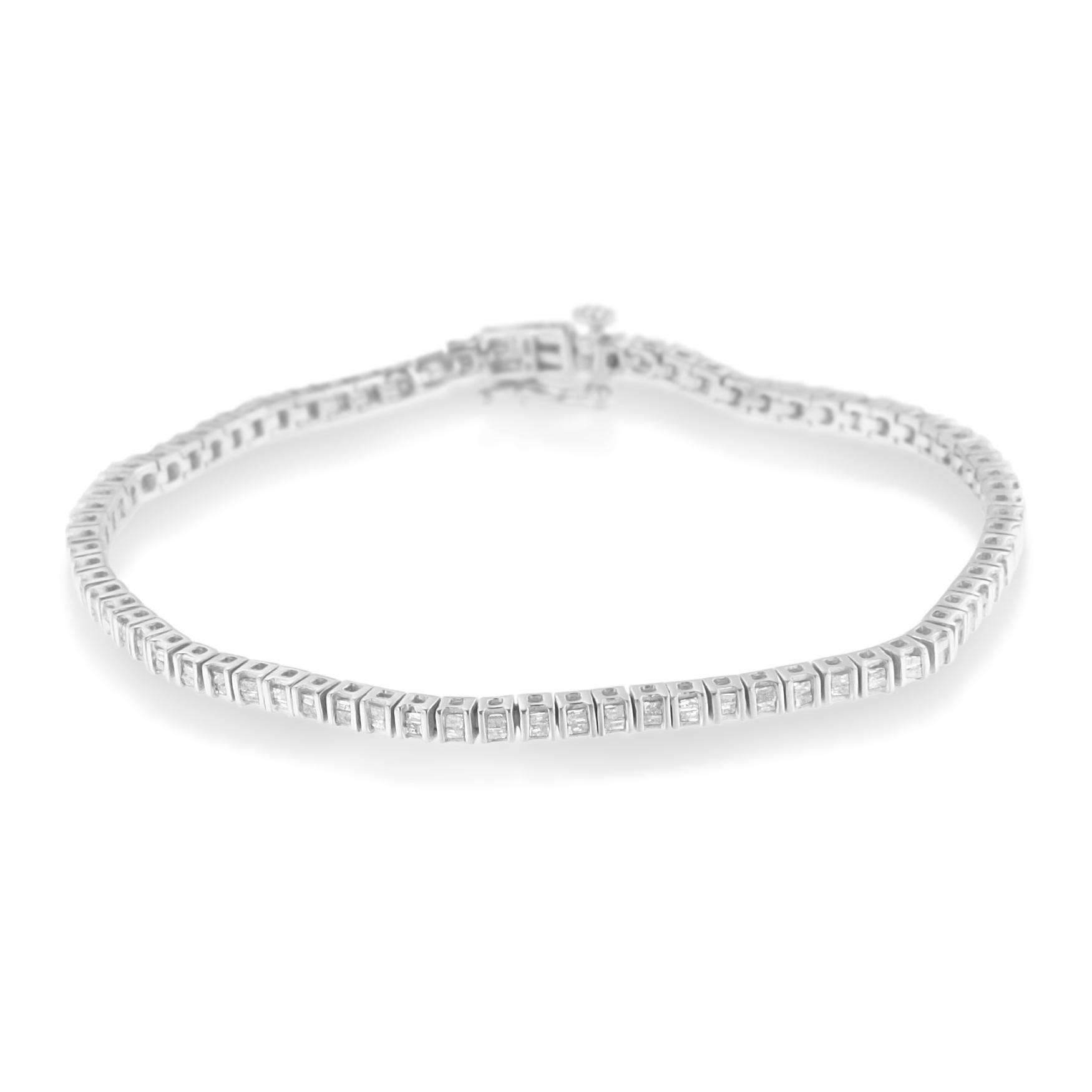 Elegante y atemporal, esta magnífica pulsera de eslabones de plata de ley tiene un peso total de 1,1 quilates de diamantes talla baguette, con la friolera de 160 piedras en total. La pulsera tenis tiene eslabones rectangulares con dos diamantes