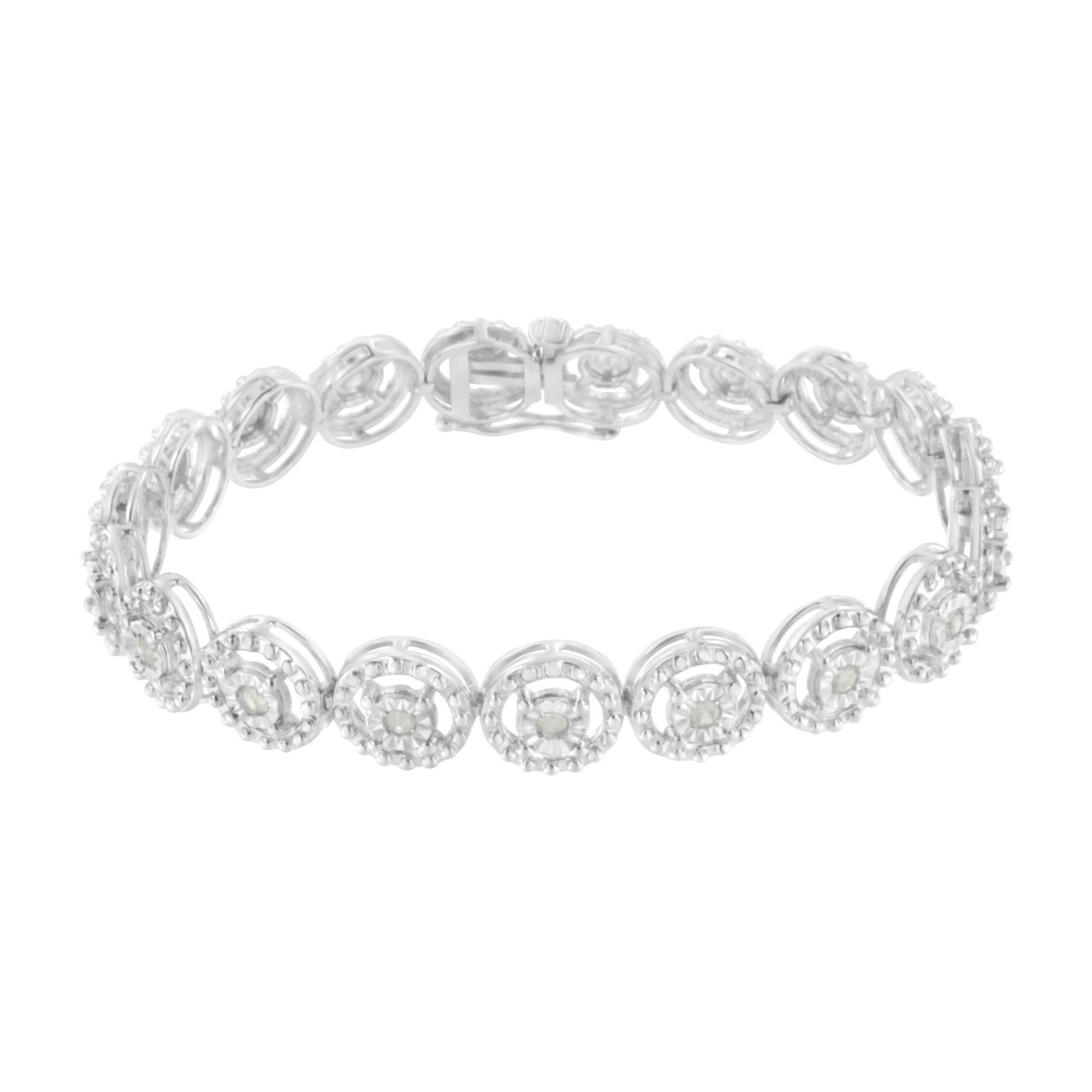 Élégant et intemporel, ce bracelet à maillons en argent 925 présente des diamants ronds de taille rose dans une monture miracle, qui centre chaque diamant authentique dans un cadre poli miroir, donnant l'illusion d'une pierre beaucoup plus grande.
