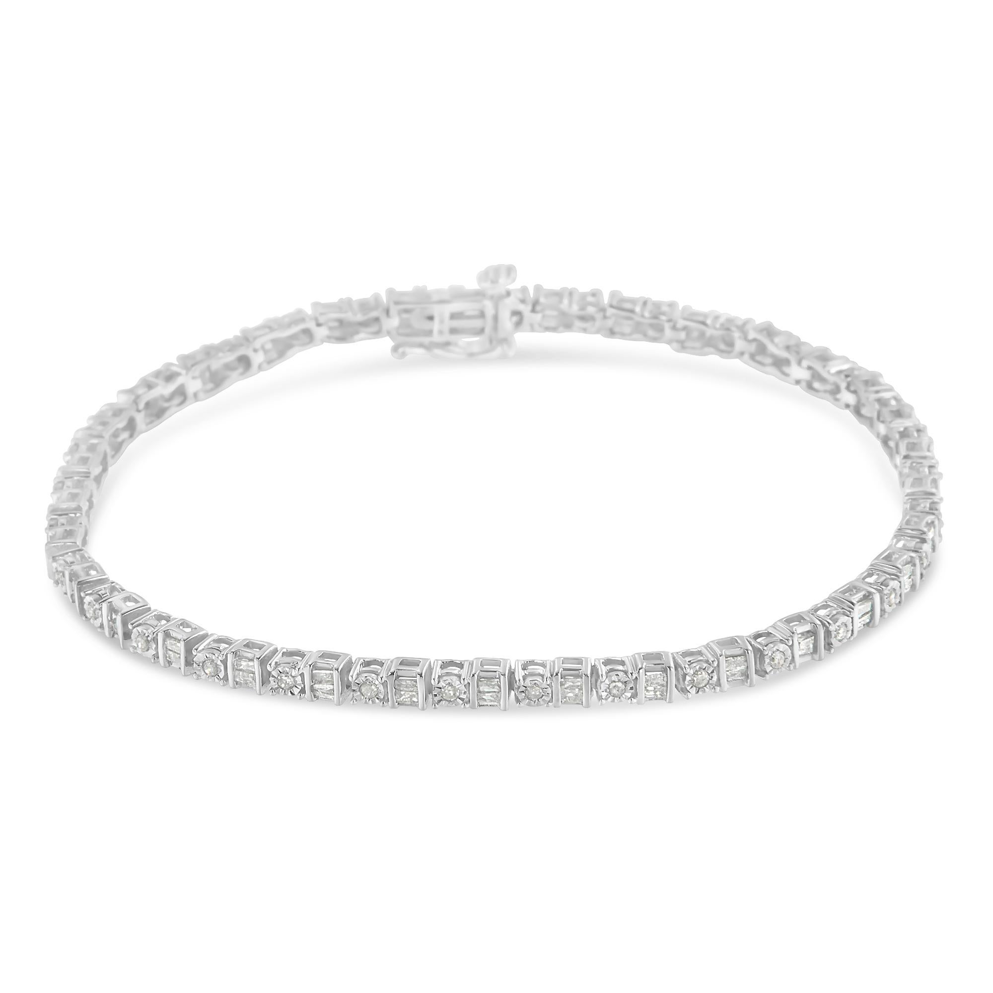 Dieses elegante und zeitlose Tennisarmband aus Sterlingsilber besteht aus 1,0 Karat Diamanten im Rund- und Baguetteschliff mit insgesamt 99 Steinen, die sich abwechseln. Das Tennisarmband besteht aus abwechselnd runden und quadratischen Gliedern,