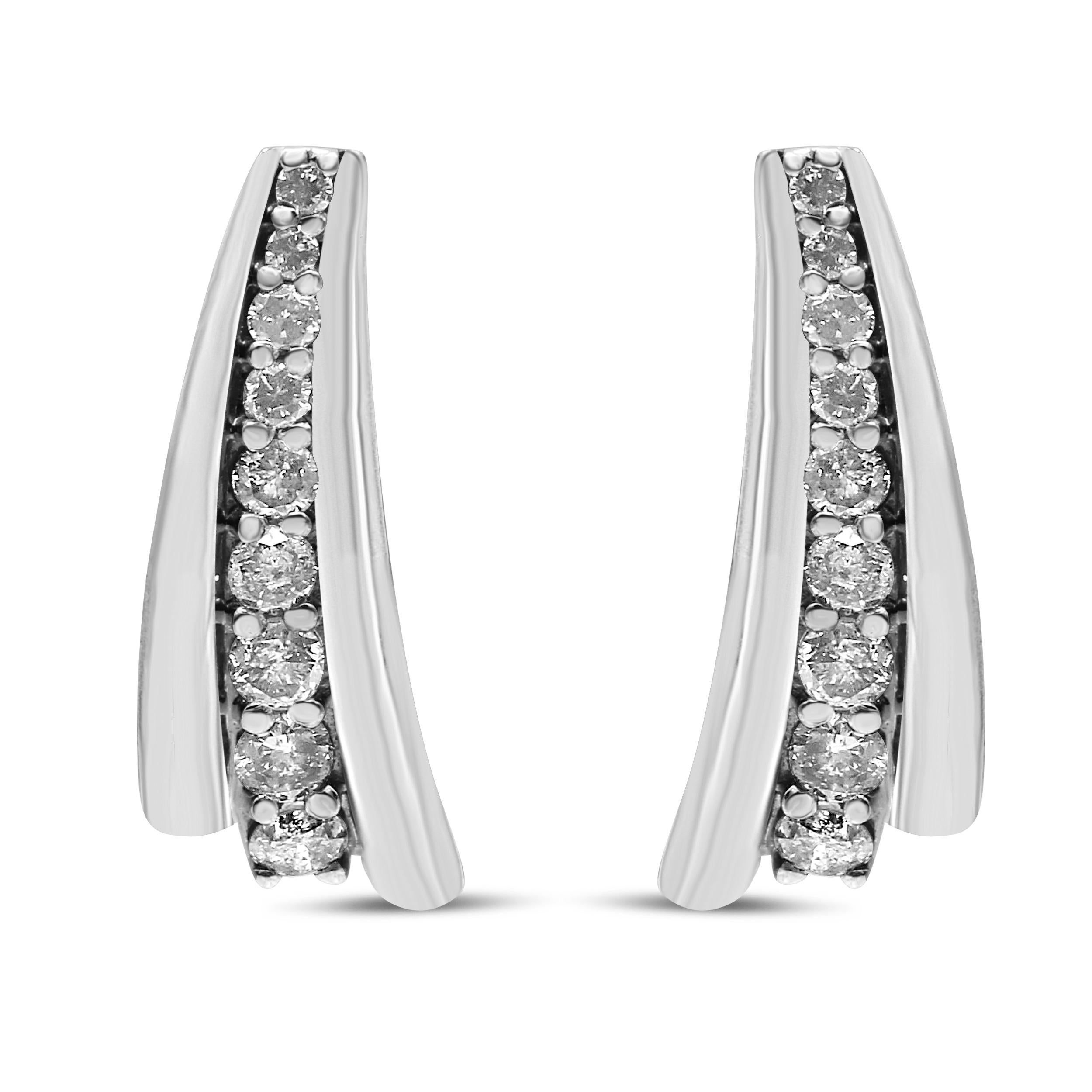 Glänzende runde Diamanten in Zackenfassung sind in ihrer Größe subtil abgestuft, vom kleinsten oben bis zum größten unten, um diese funkelnden Huggie-Ohrringe für sie zu kreieren. Die Diamanten, die auf beiden Seiten von poliertem 924er