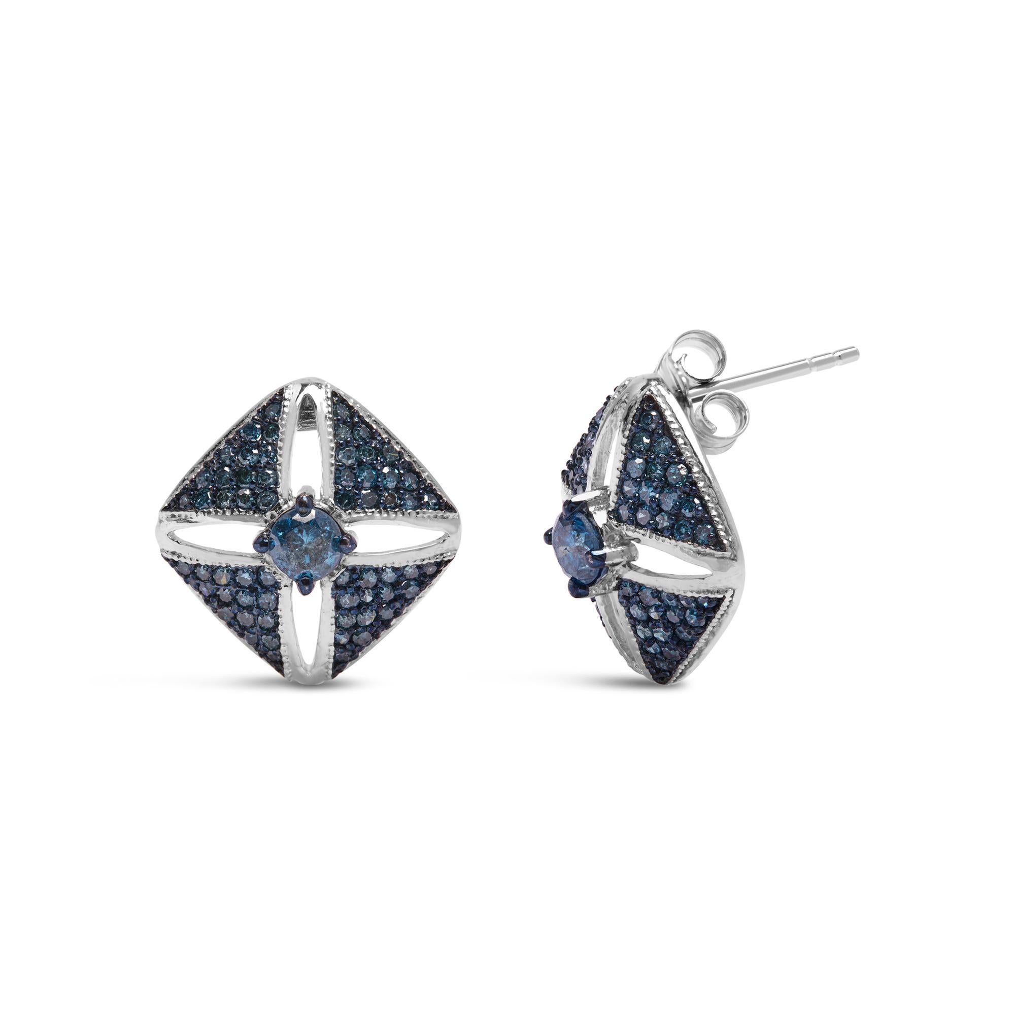 Immergiti nell'eleganza e nel fascino unico di questi orecchini a perno in argento sterling 925 rodiato, realizzati con maestria a forma di rombo. Ogni pezzo irradia raffinatezza ed è impreziosito da un carato intero di diamanti blu naturali,