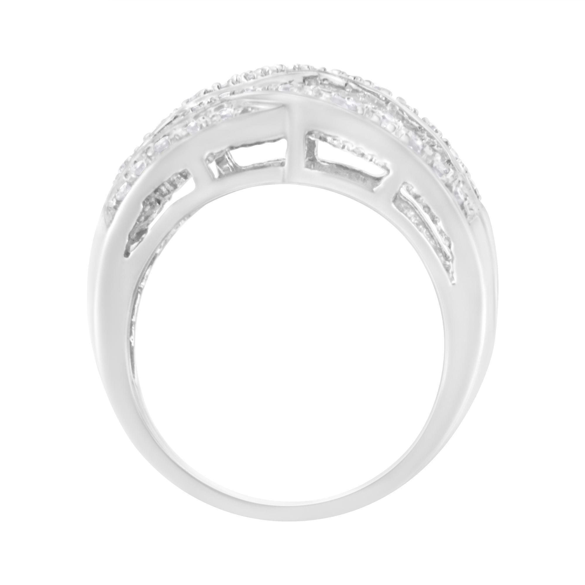 Stupiscila con questo splendido anello Cocktail in argento e diamanti. Questo anello è disegnato con caratteristiche a onda e file alternate di bellissimi diamanti naturali a taglio baguette e rotondo. 1 carato di diamanti incastonati brillano in un