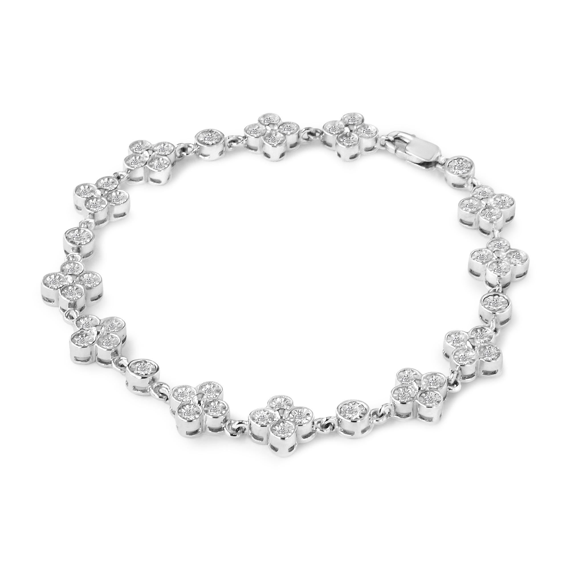 Embellece tu muñeca con esta encantadora pulsera de plata de ley. 1 ct TDW de diamantes talla rosa de calidad promocional brillan en este diseño de pulsera de eslabones que se sujeta con un cierre de pinza de langosta. Un único diamante engastado