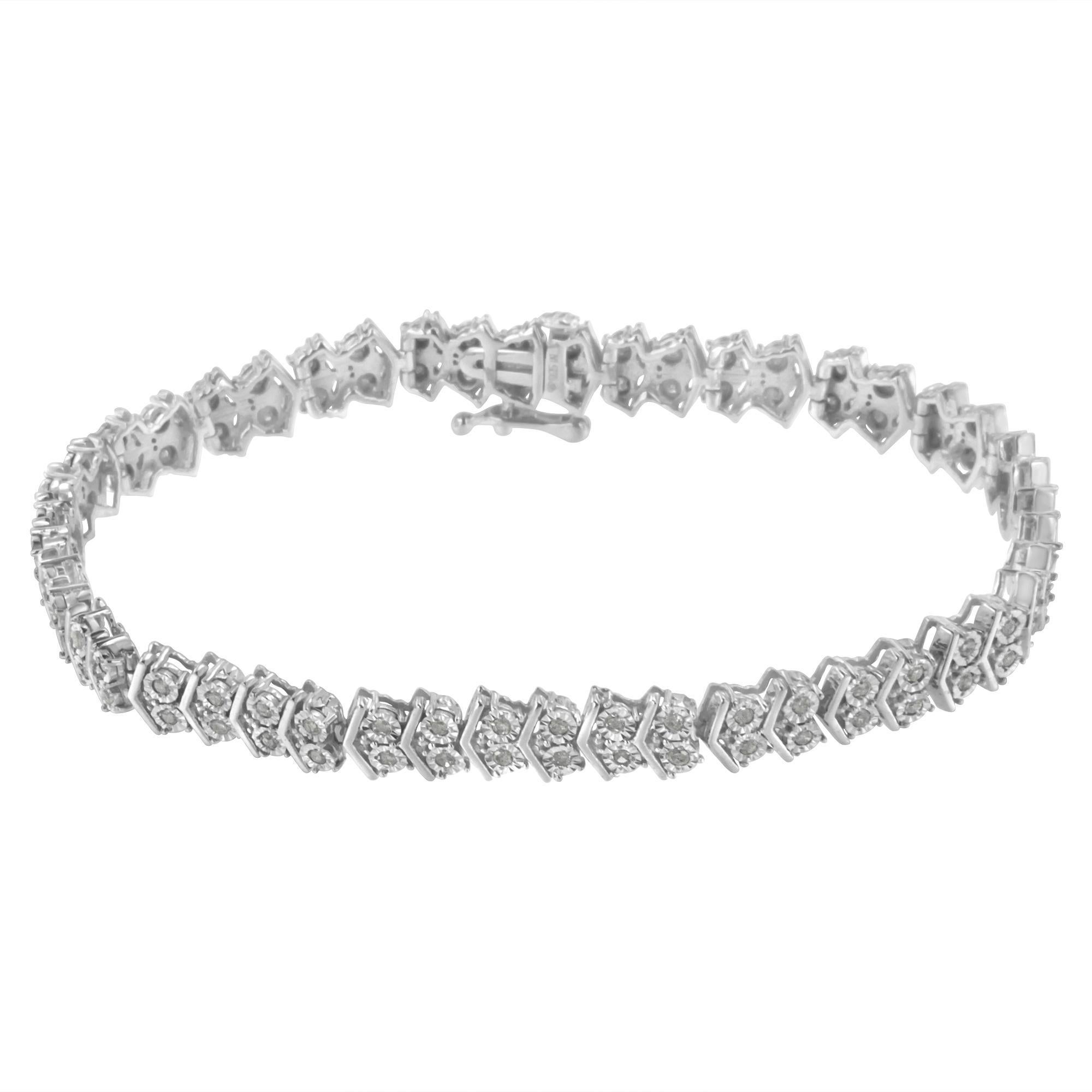 Dieses Tennis-Gliederarmband funkelt mit einem sich wiederholenden Design aus einem Paar Diamanten, die durch eine dünne, abgewinkelte Form getrennt sind. Es ist aus Sterlingsilber gefertigt. Insgesamt gibt es 96 Diamanten mit einem Gesamtgewicht