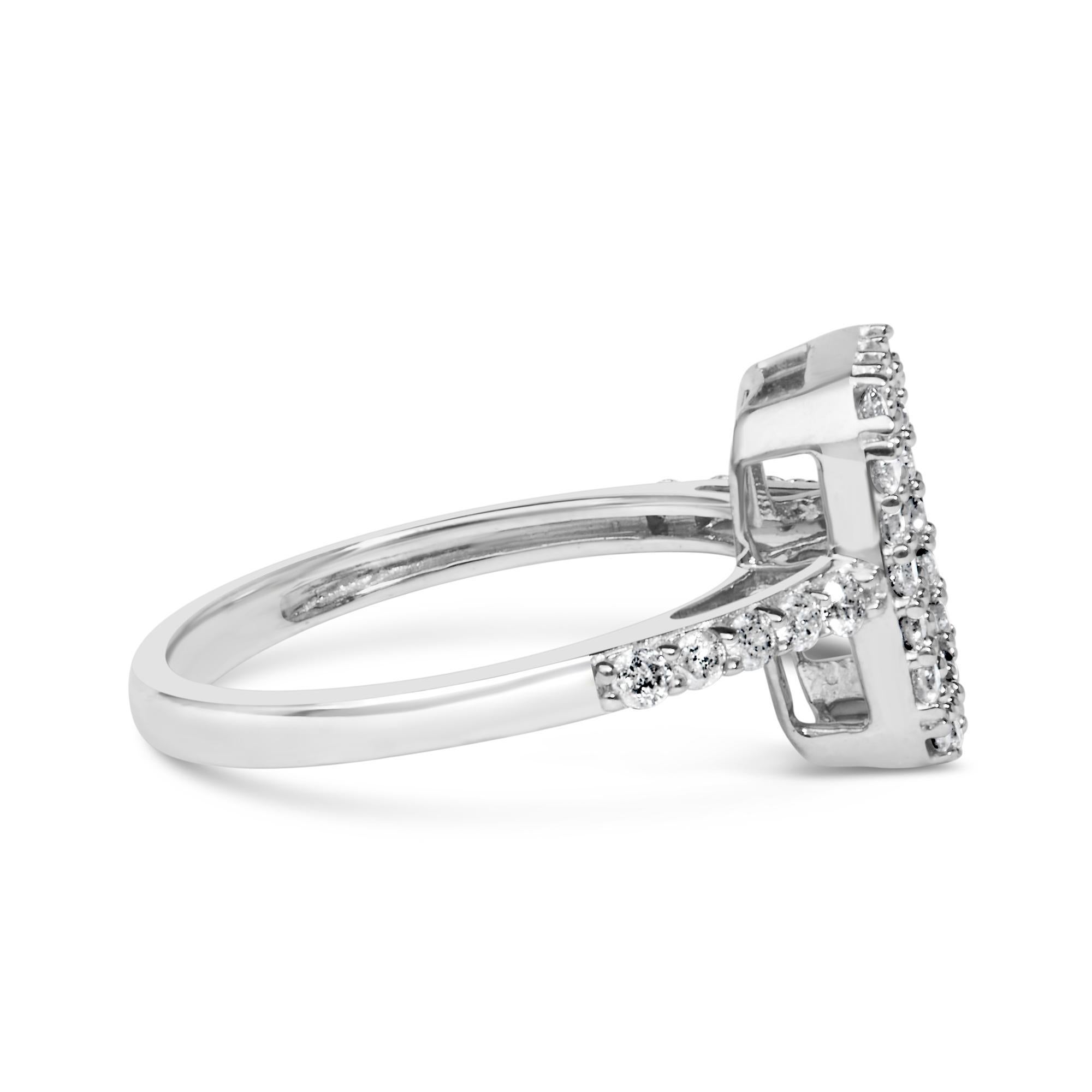 Elegante y atemporal, este precioso anillo de cóctel de plata de ley y diamantes al 92,5% presenta 1,0 quilates de peso total de diamantes con la friolera de 38 gemas individuales. El anillo de moda presenta un racimo de diamantes redondos talla