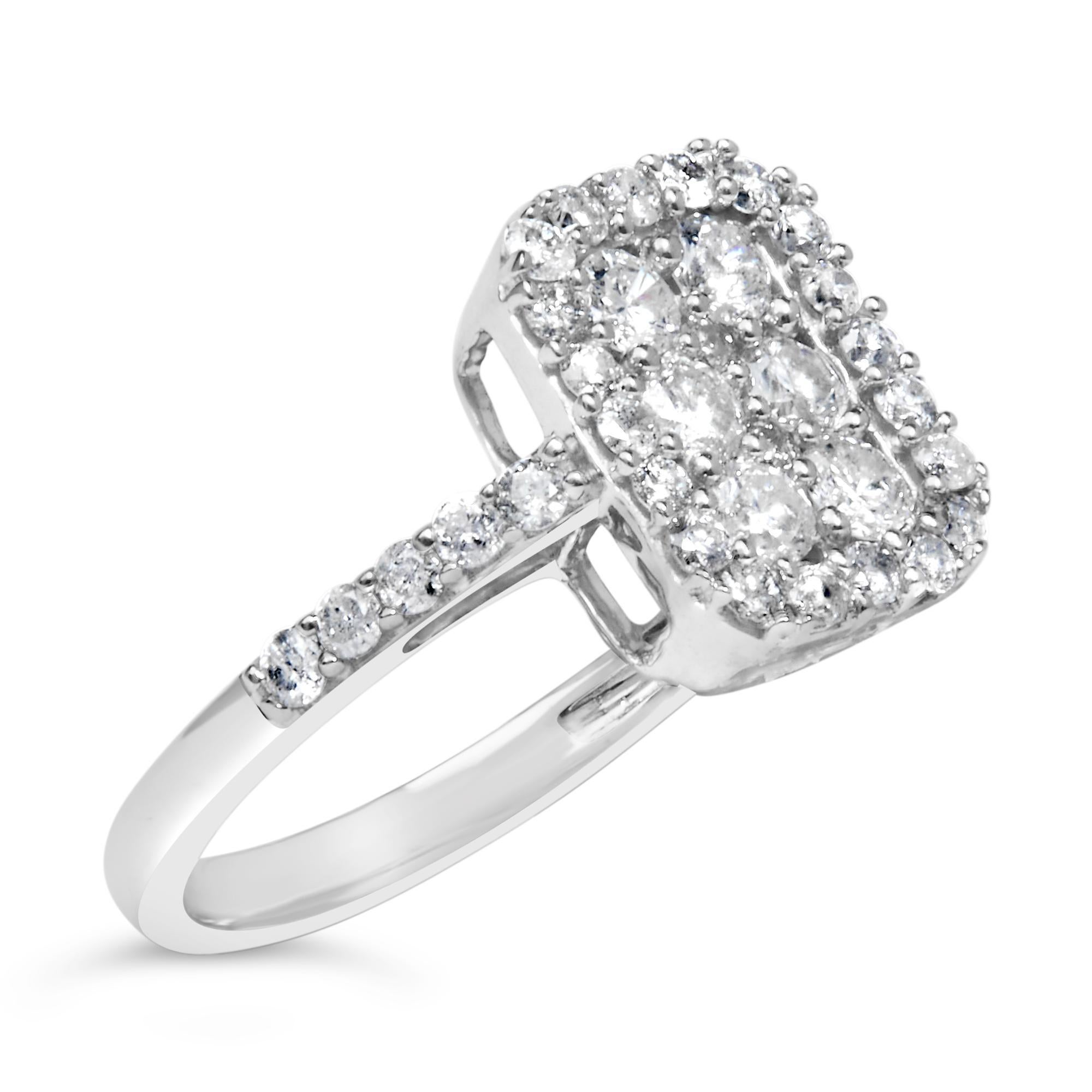 Anillo de cóctel de plata de ley .925 con un racimo de diamantes en forma de esmeralda de 1,0 qt Moderno en venta