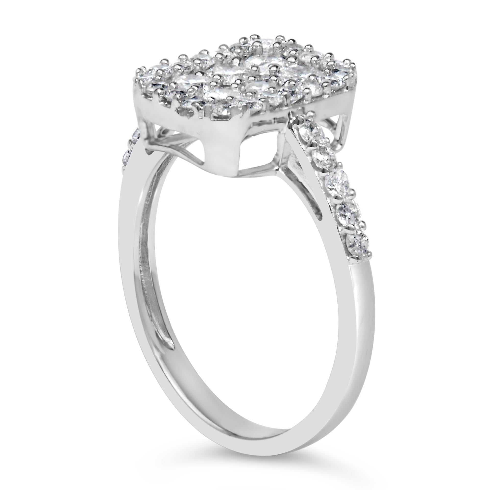 Anillo de cóctel de plata de ley .925 con un racimo de diamantes en forma de esmeralda de 1,0 qt Corte redondo en venta