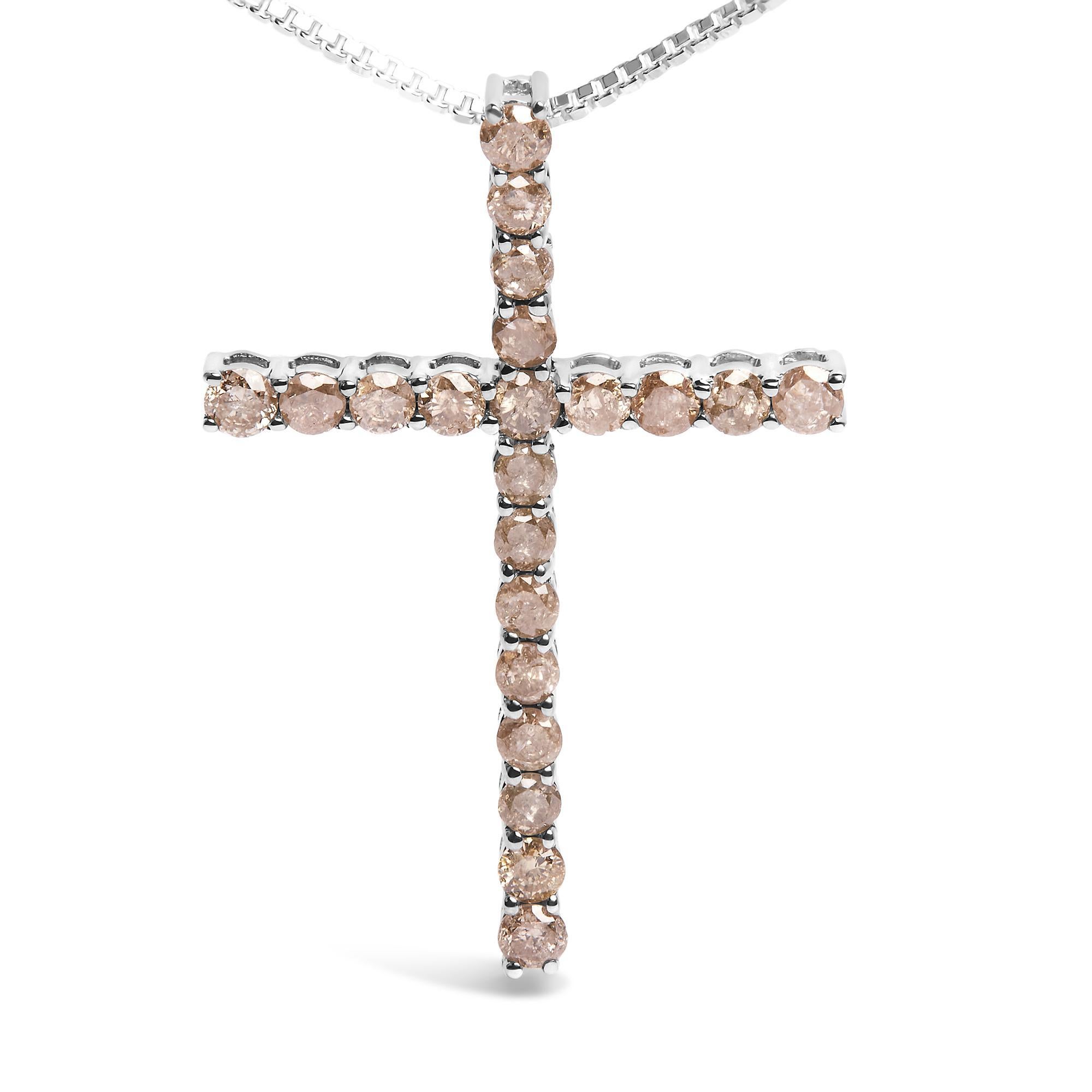 Abbraccia la tua spiritualità con questa scintillante collana con croce in argento 925. Questo pendente è impreziosito da 21 diamanti color champagne in una classica montatura a griffe condivisa. I diamanti sono di taglio rotondo e hanno un peso