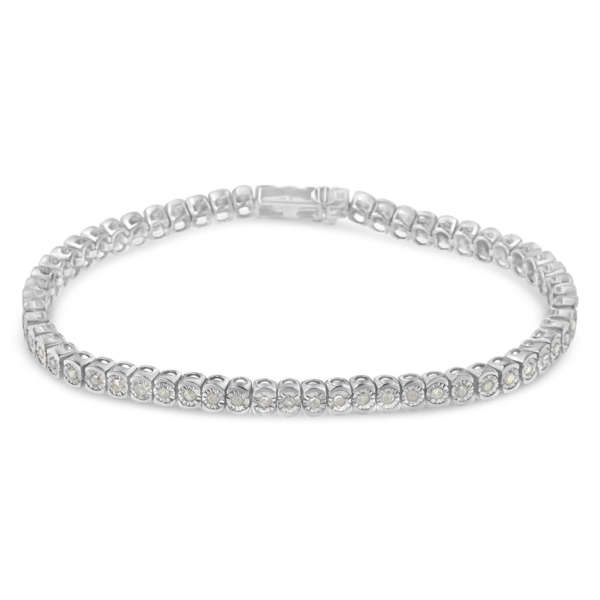 Elegante y atemporal, esta magnífica pulsera de eslabones de plata de ley presenta 1,0 quilates de peso total de diamantes redondos, talla rosa y calidad promo, con 61 piedras en total. La pulsera tenis tiene eslabones redondos con diamantes