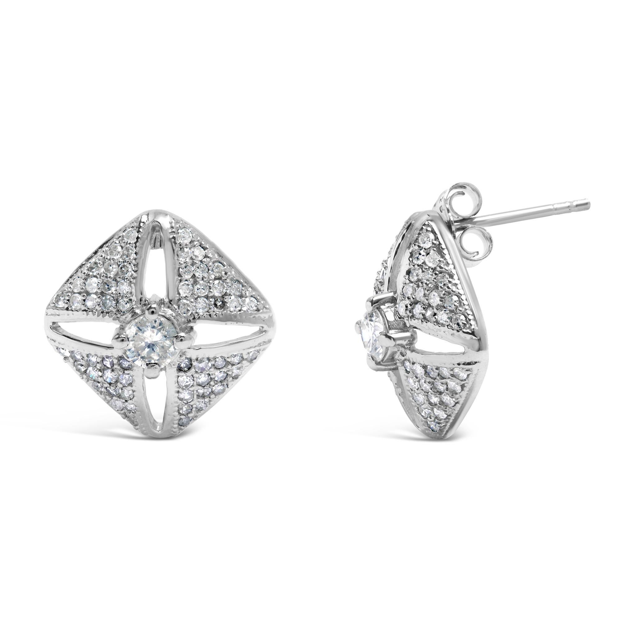 Scopri l'eleganza ridefinita con questi orecchini a perno a rombo, realizzati con cura in argento sterling 925 e ravvivati da una scintillante finitura rodiata che rispecchia la brillantezza del cielo lunare. Ogni orecchino culla delicatamente un