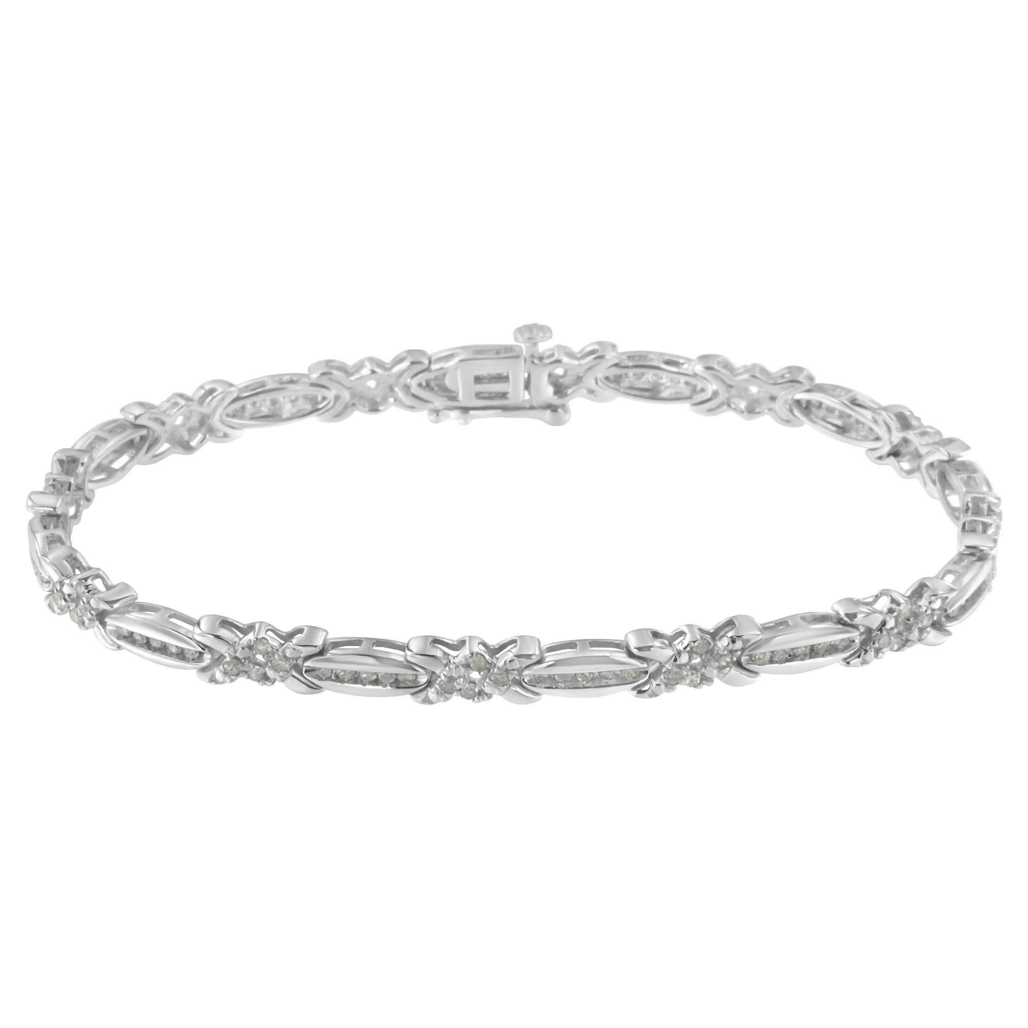 Questo delicato bracciale a maglie con diamanti presenta motivi a X e ovali alternati con diamanti incastonati. Ci sono 103 diamanti in totale, per un peso complessivo di 1 carato. I diamanti sono incastonati nel miglior argento sterling 925.


 -