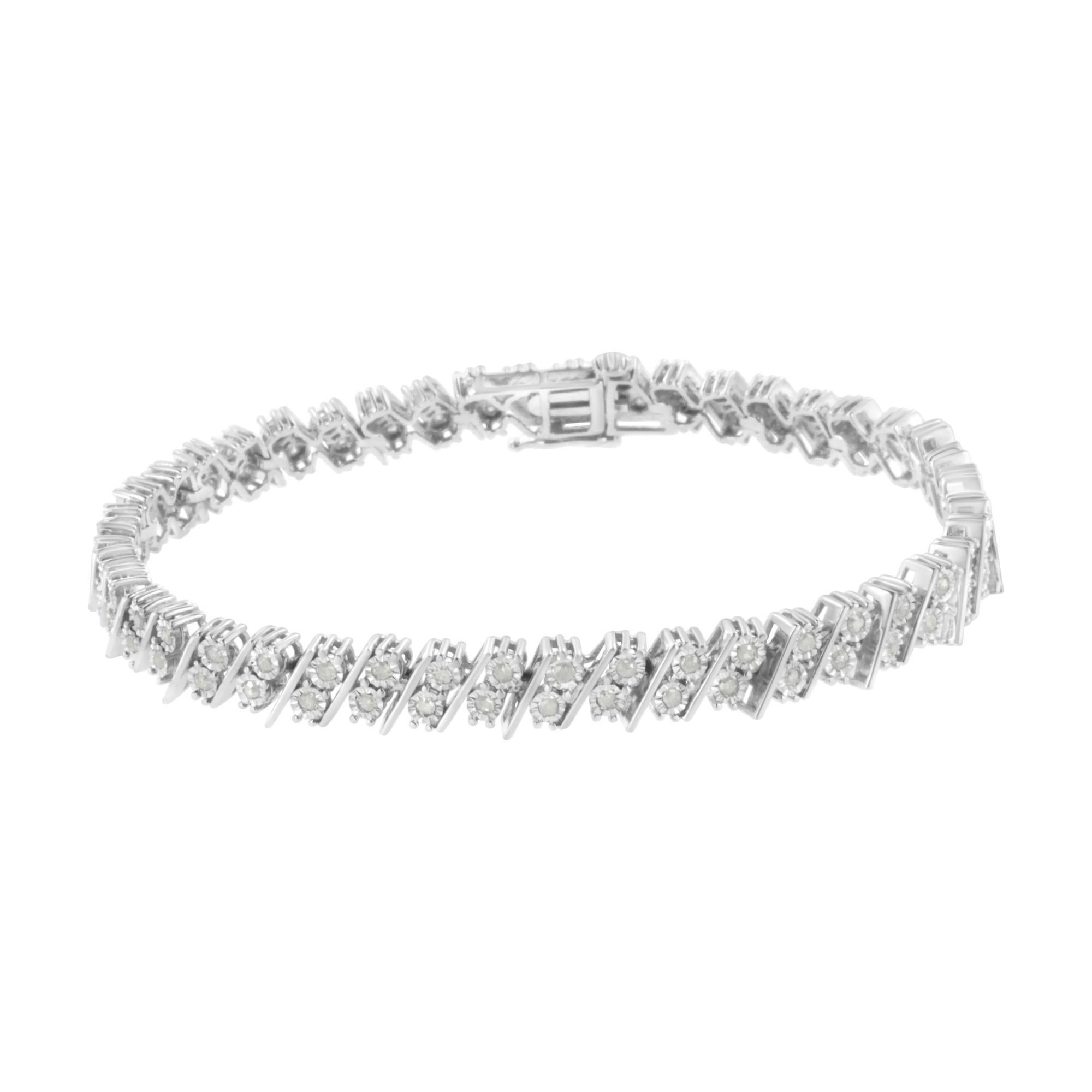 Questo bracciale dal design accattivante è perfetto per essere indossato tutti i giorni. Realizzato in argento sterling, questo modello sfoggia 1ct TDW di diamanti. Scintillante, di qualità promozionale, con diamanti taglio rosa incastonati a