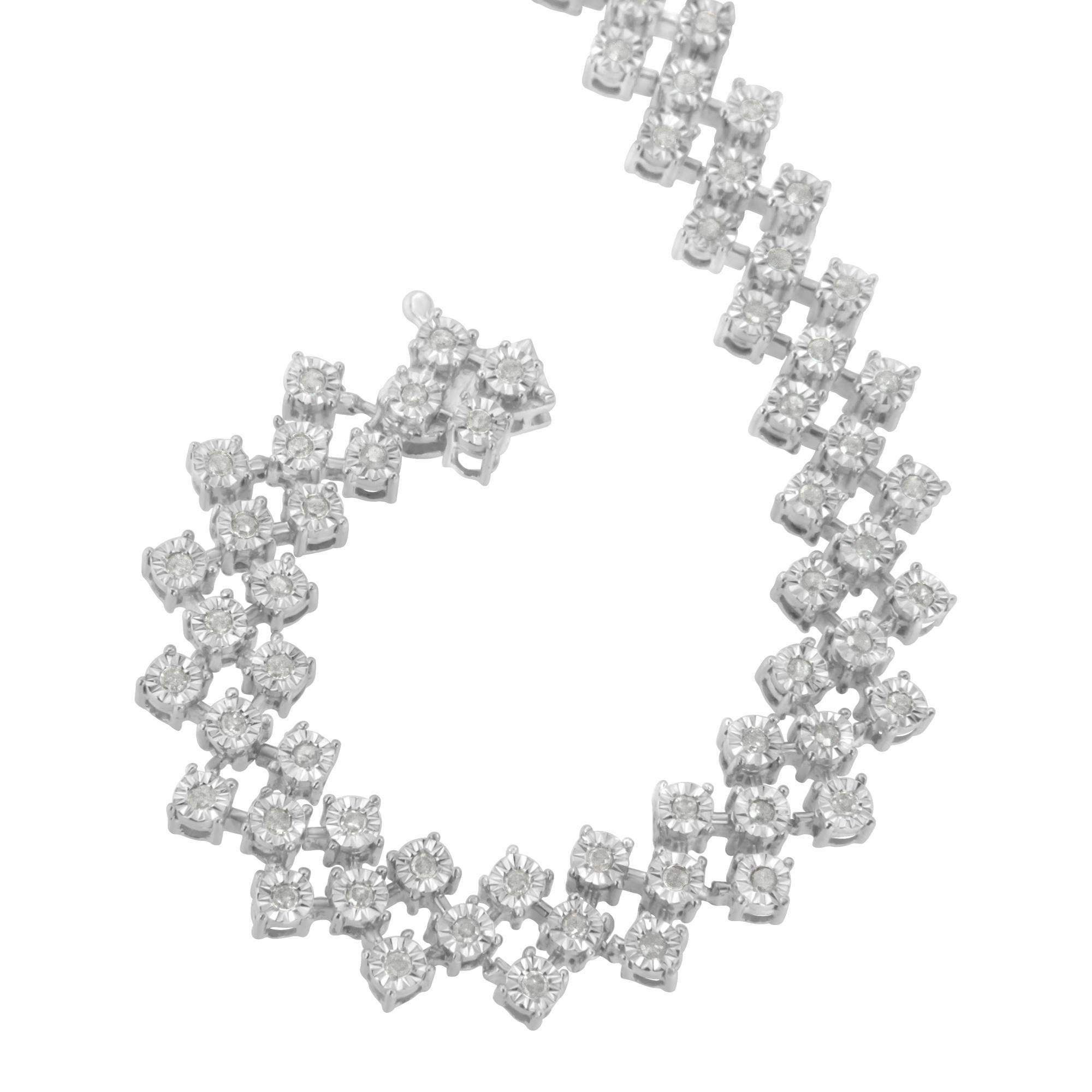 Uno splendido bracciale a grappolo in argento e diamanti. Questo bracciale è realizzato con 99 diamanti naturali per un peso totale di 1 carato. Questo bracciale da donna presenta un design unico a zig zag in cui ogni diamante è incastonato in una