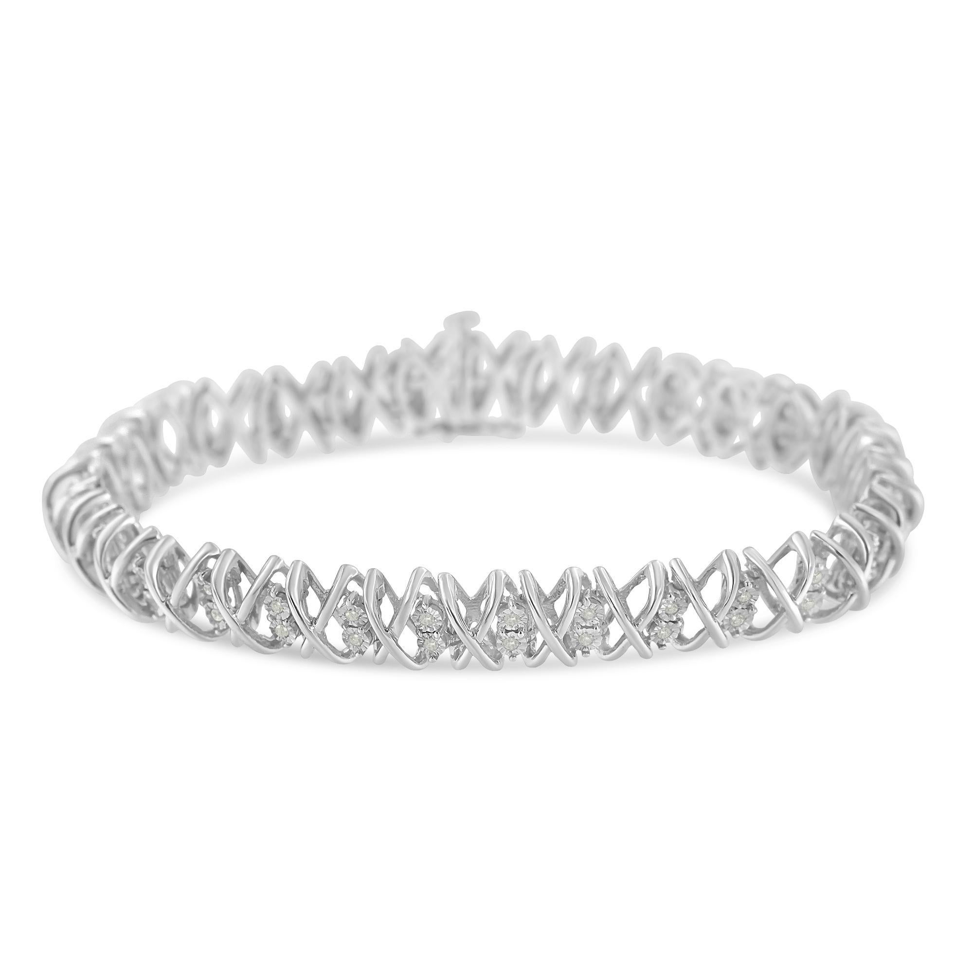 Dal design unico e dalla lavorazione meticolosa, questo braccialetto con diamanti a x è un'aggiunta classica alla tua collezione di gioielli in crescita. Realizzato in finissimo argento 925 e impreziosito da 58 diamanti, questo gioiello illuminerà