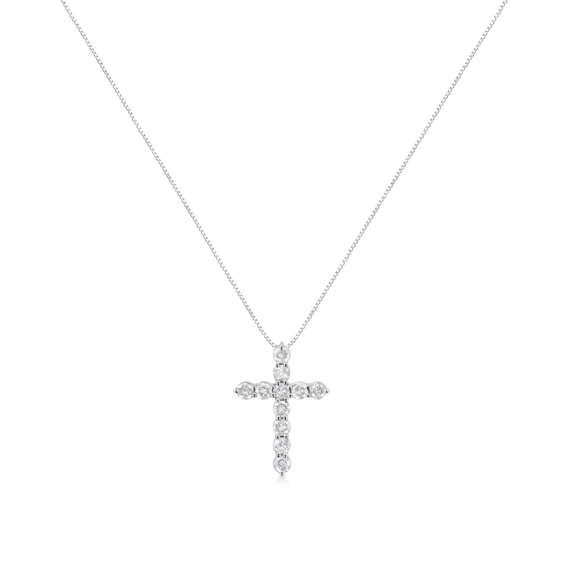 La fede incontra la moda in questo grazioso ciondolo a forma di croce con diamante. Realizzato in splendido argento 925, questo modello femminile incrocia due file singole di diamanti scintillanti incastonati per creare un design elegante. Ispirato