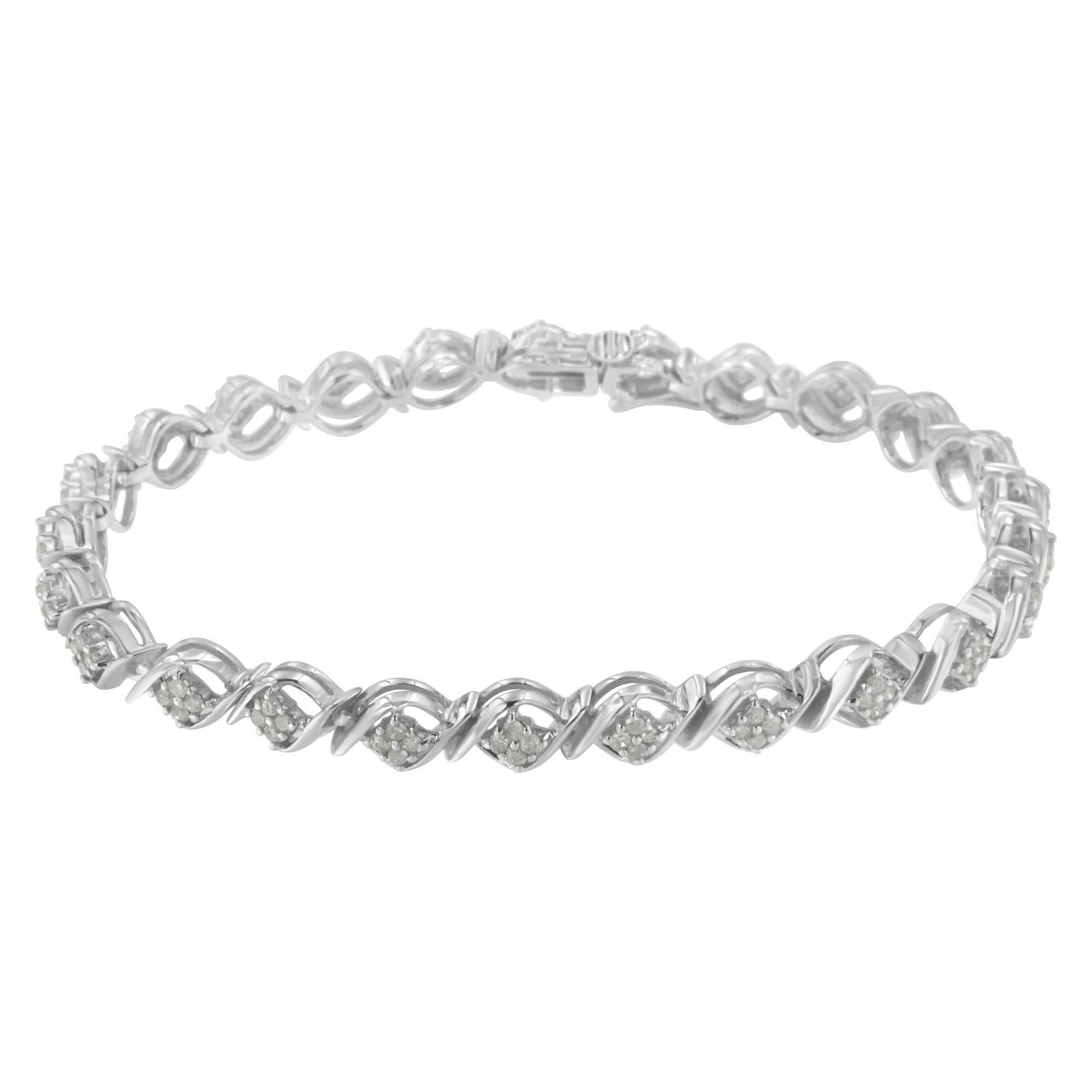 Goditi questo affascinante bracciale di diamanti che brilla con diamanti rotondi taglio brillante incastonati in maglie circolari. Realizzato in fresco argento sterling, questo elegante design aggiunge un tocco di brillantezza a qualsiasi