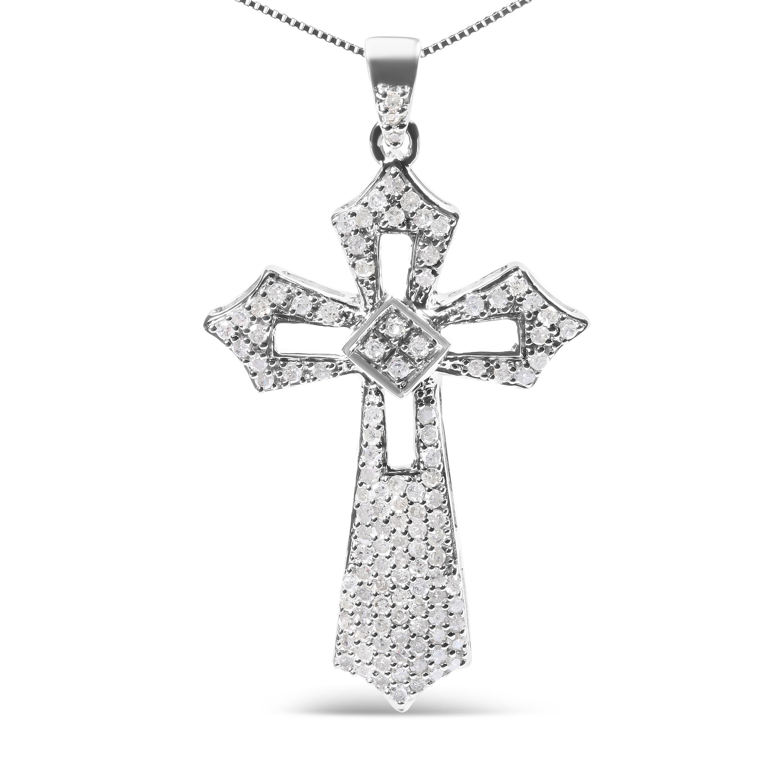 Elegia il tuo stile con un tocco di glamour ed eleganza senza tempo. Questa splendida collana con ciondolo è realizzata in pregiato argento 925 e presenta una croce Fleur De Lis tempestata di diamanti. Con 112 diamanti scintillanti, ognuno