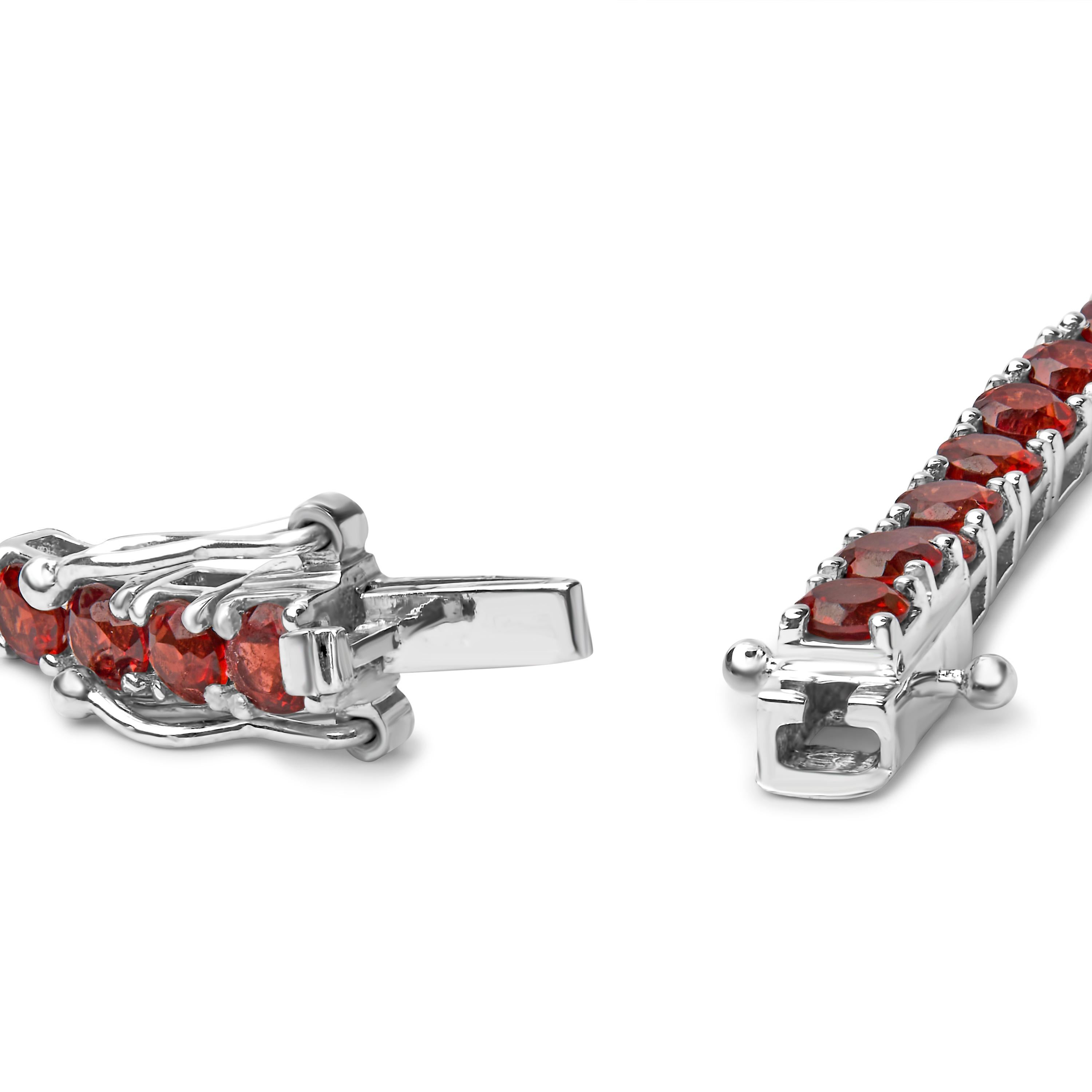Plongez dans la chaleur et l'éclat du bracelet de tennis en argent sterling .925 plaqué rhodium, où l'élégance rencontre une explosion ludique de couleurs. Laissez-vous séduire par l'opulente gamme de grenats orange méticuleusement créés en
