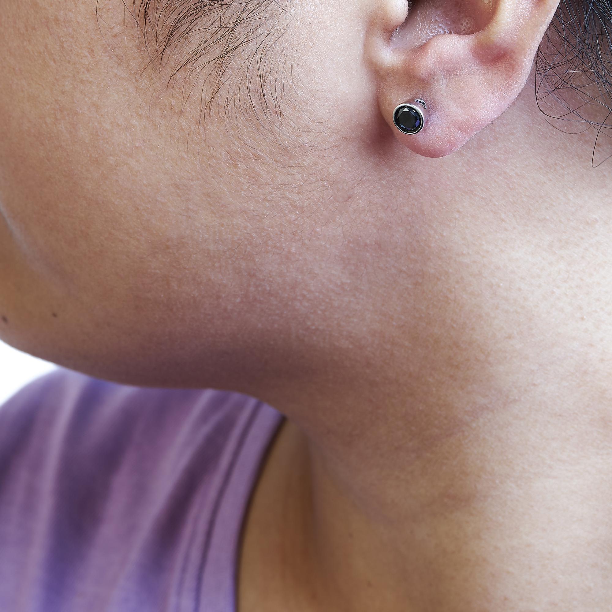 Pendientes de plata de ley .925 con diamantes negros talla redonda de 1,00 qt engastados en bisel en Nuevo estado para la venta en New York, NY