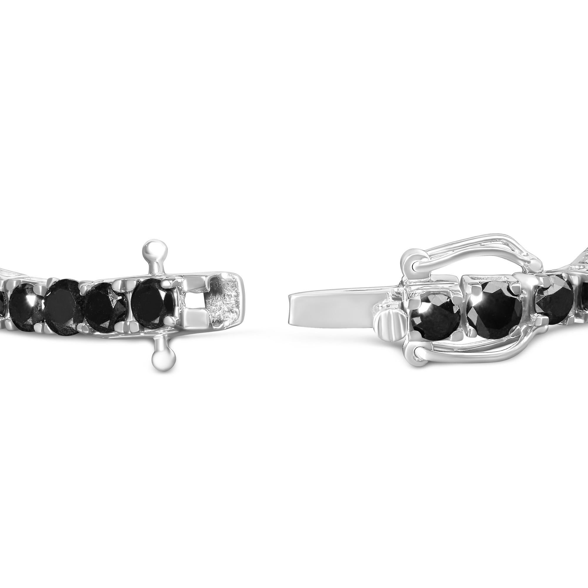 Dieses elegante und zeitlose Tennisarmband aus 925er Sterlingsilber hat ein Gesamtgewicht von 10,0 Karat aus natürlichen schwarzen Diamanten mit rundem Brillantschliff und insgesamt 46 einzelnen Steinen. Das Tennisarmband hat Scharnierglieder, die
