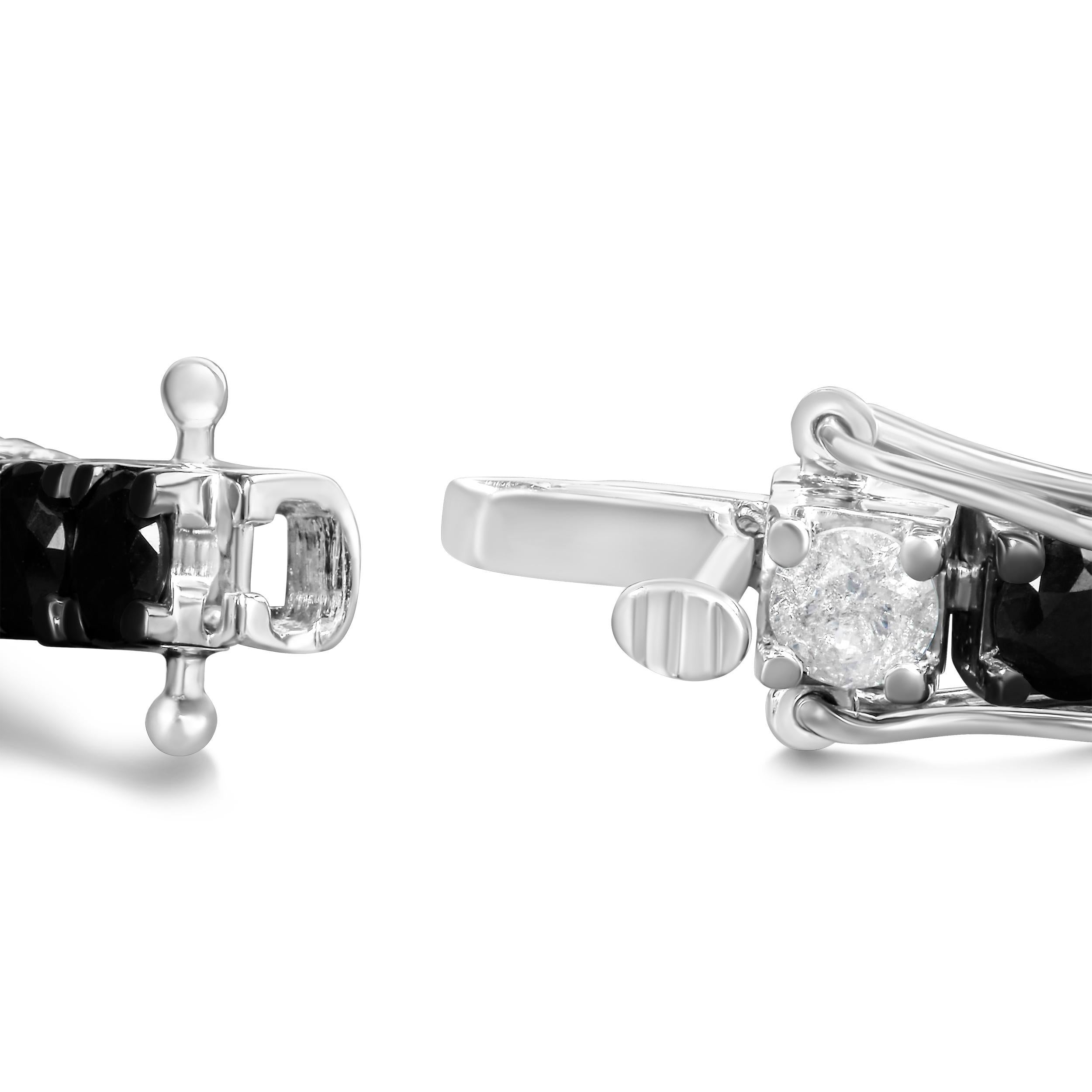 Erhöhen Sie Ihren Stil mit diesem auffälligen Tennisarmband aus 925er Sterlingsilber, das mit 12,0 Karat natürlichen Diamanten bestückt ist. Der Wechsel zwischen der Brillanz weißer Diamanten und den satten, lebhaften Tönen farbbehandelter schwarzer