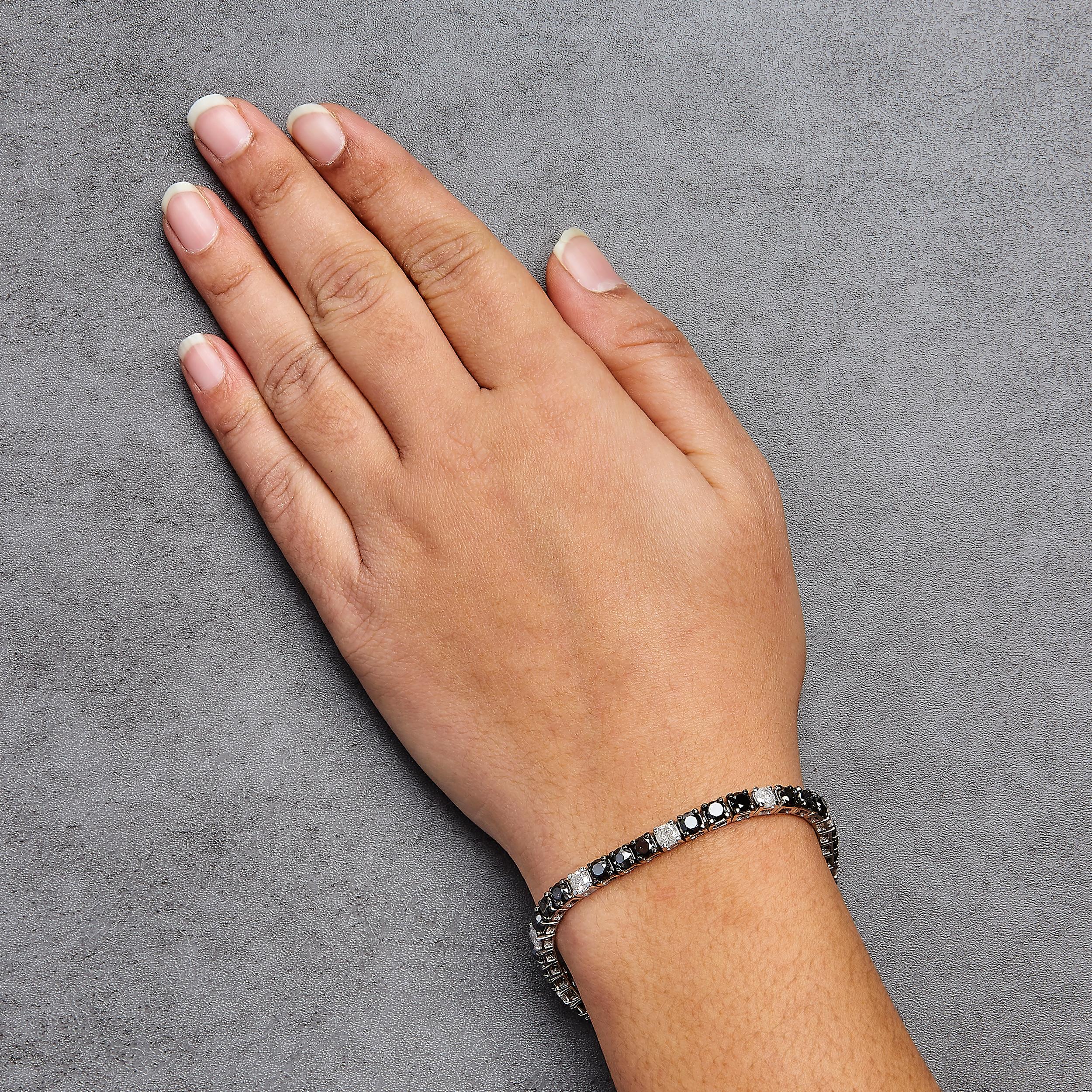 .925 Sterlingsilber 12.0 Gesamtkaratgewicht Schwarzes und weißes Diamant-Tennisarmband im Zustand „Neu“ im Angebot in New York, NY