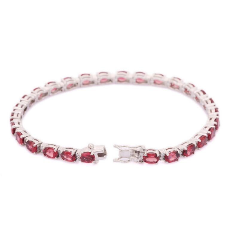 Wunderschöne handgefertigte Silber-Granat-Edelstein-Tennisarmbänder, mit Liebe entworfen, einschließlich handverlesener Luxus-Edelsteine für jedes Designerstück. Mit diesem exquisit gefertigten Stück stehen Sie im Rampenlicht. Mit natürlichen