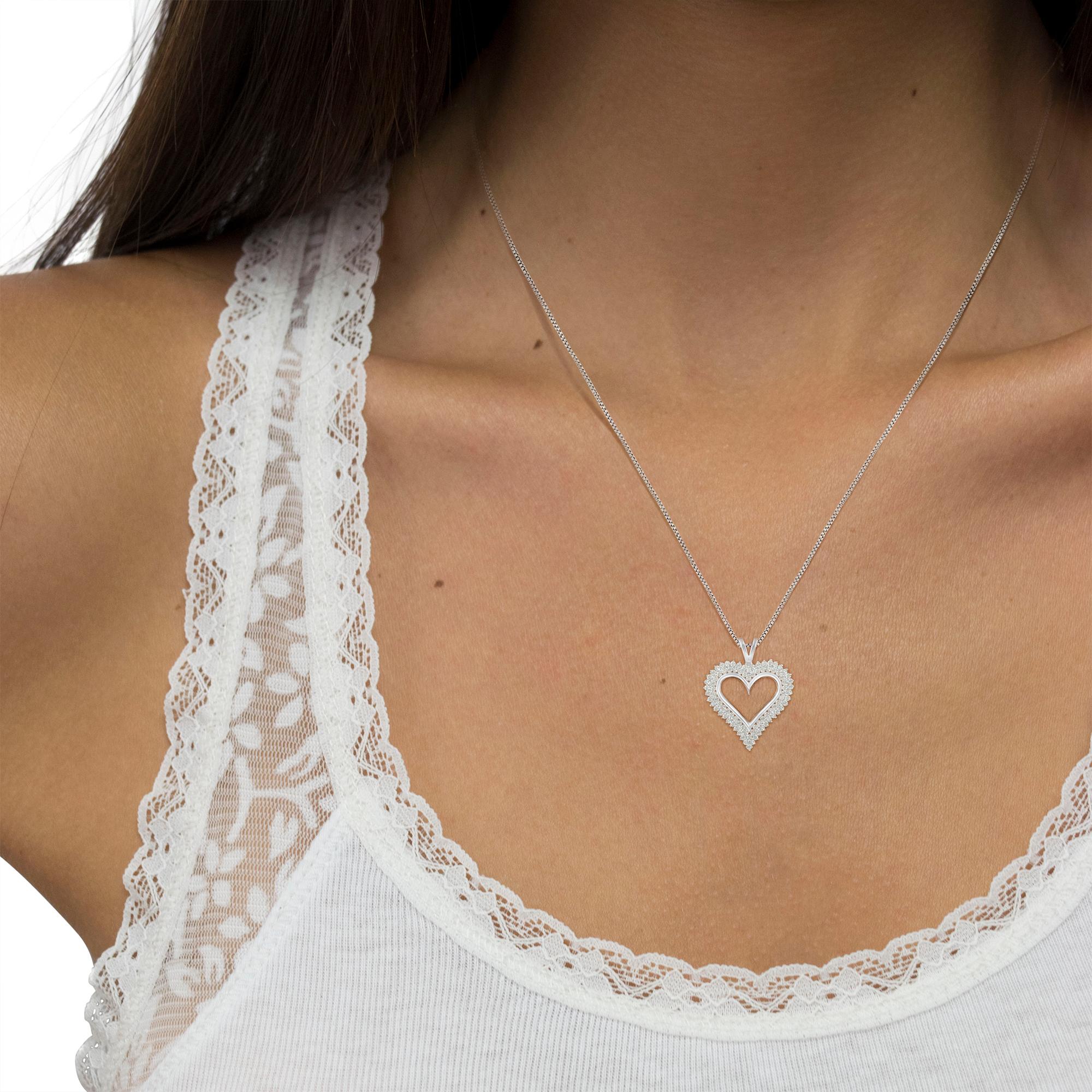 .925 Sterling Silver 1ct TDW Diamond Heart Pendant Necklace In New Condition For Sale In New York, NY