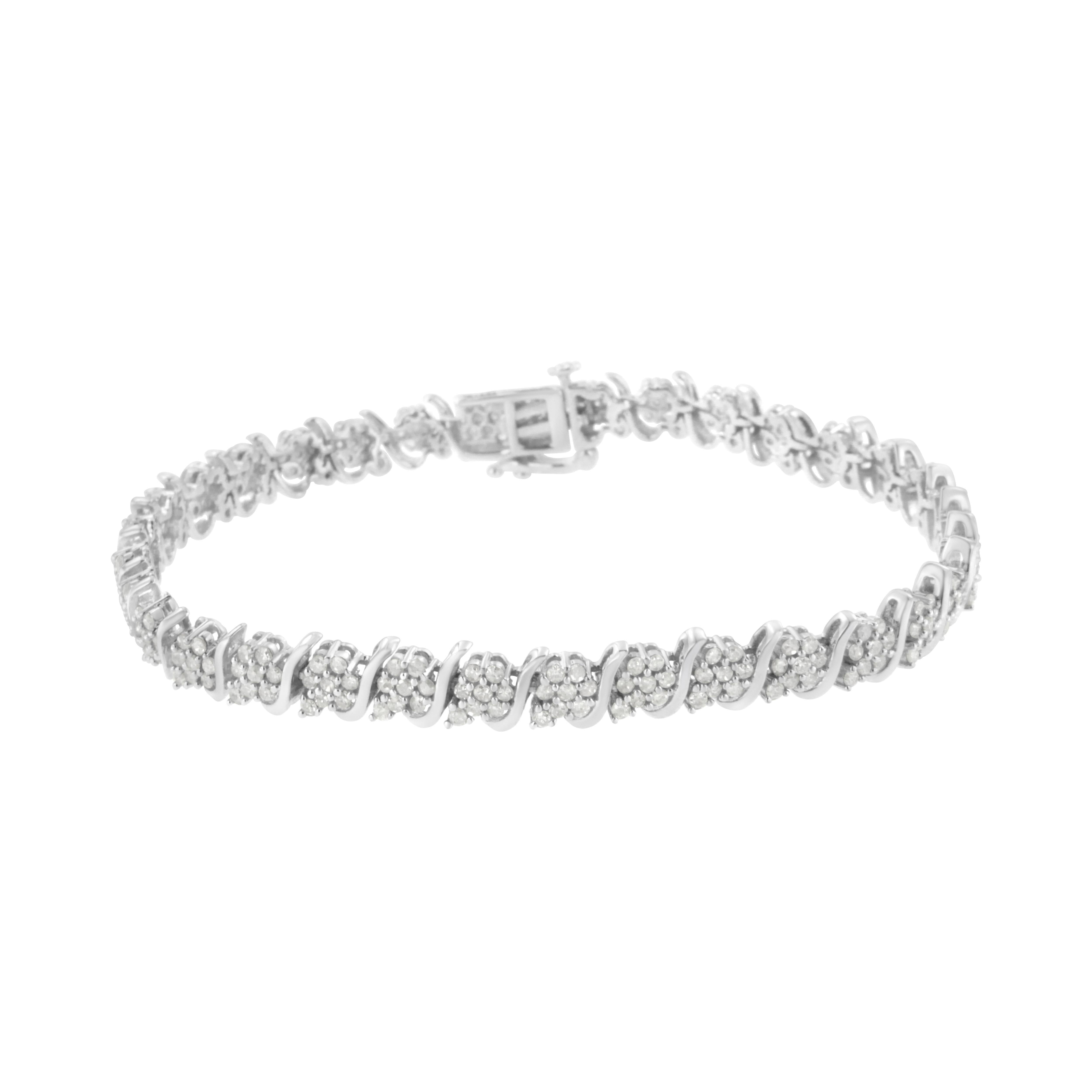 Dieses elegante und schöne Blumenarmband aus Sterlingsilber ist mit 2 3/4 cttw funkelnden, natürlichen Diamanten besetzt. 272 rund geschliffene Diamanten glänzen in diesem Stück. 8 in Zacken gefasste Diamanten bilden jedes der Blumenglieder, die