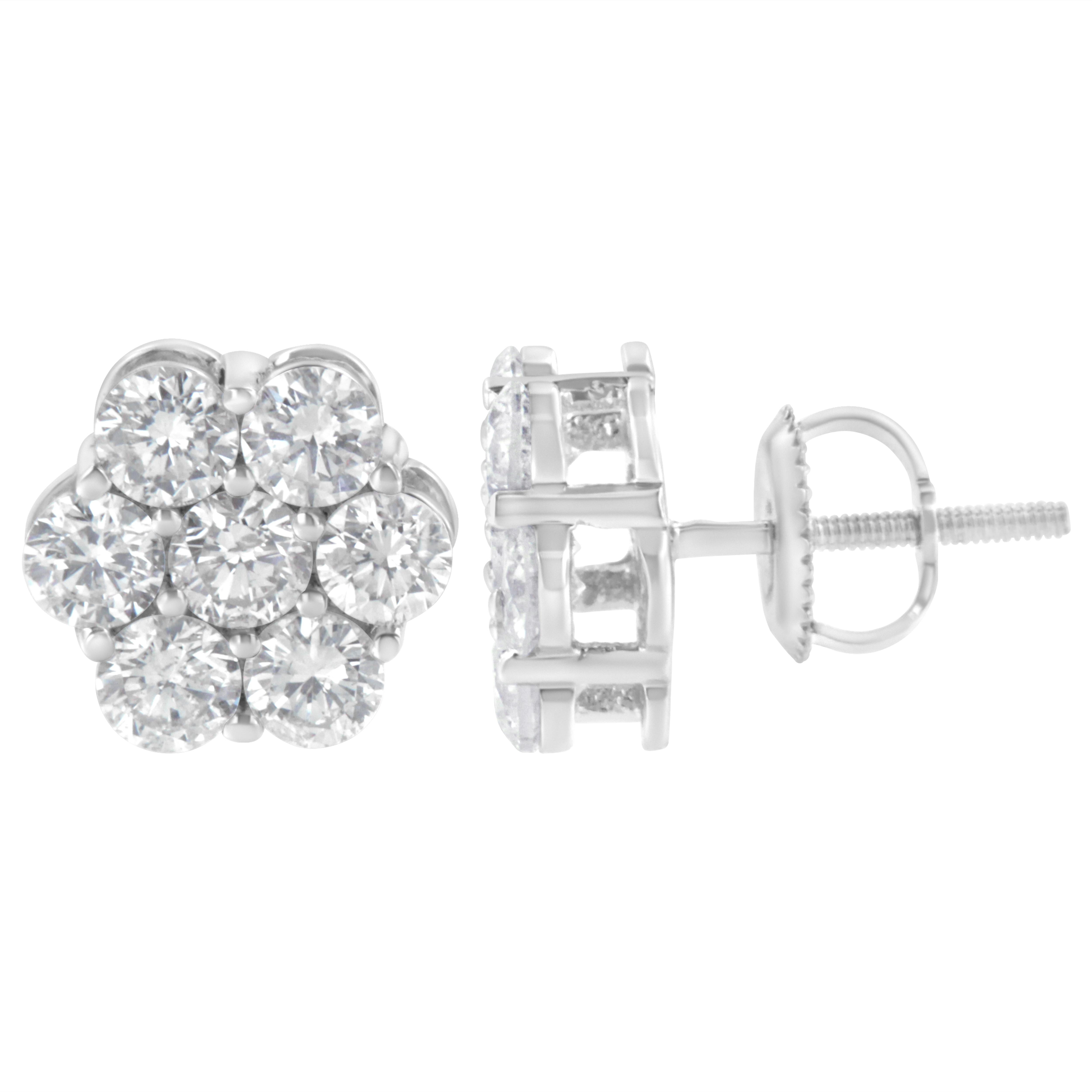 Queste splendide borchie a grappolo floreale sono progettate con 7 diamanti naturali a taglio rotondo ciascuna. Progettati nel migliore argento sterling 925, questi orecchini vantano un impressionante peso totale di 2 carati di diamanti. Questi
