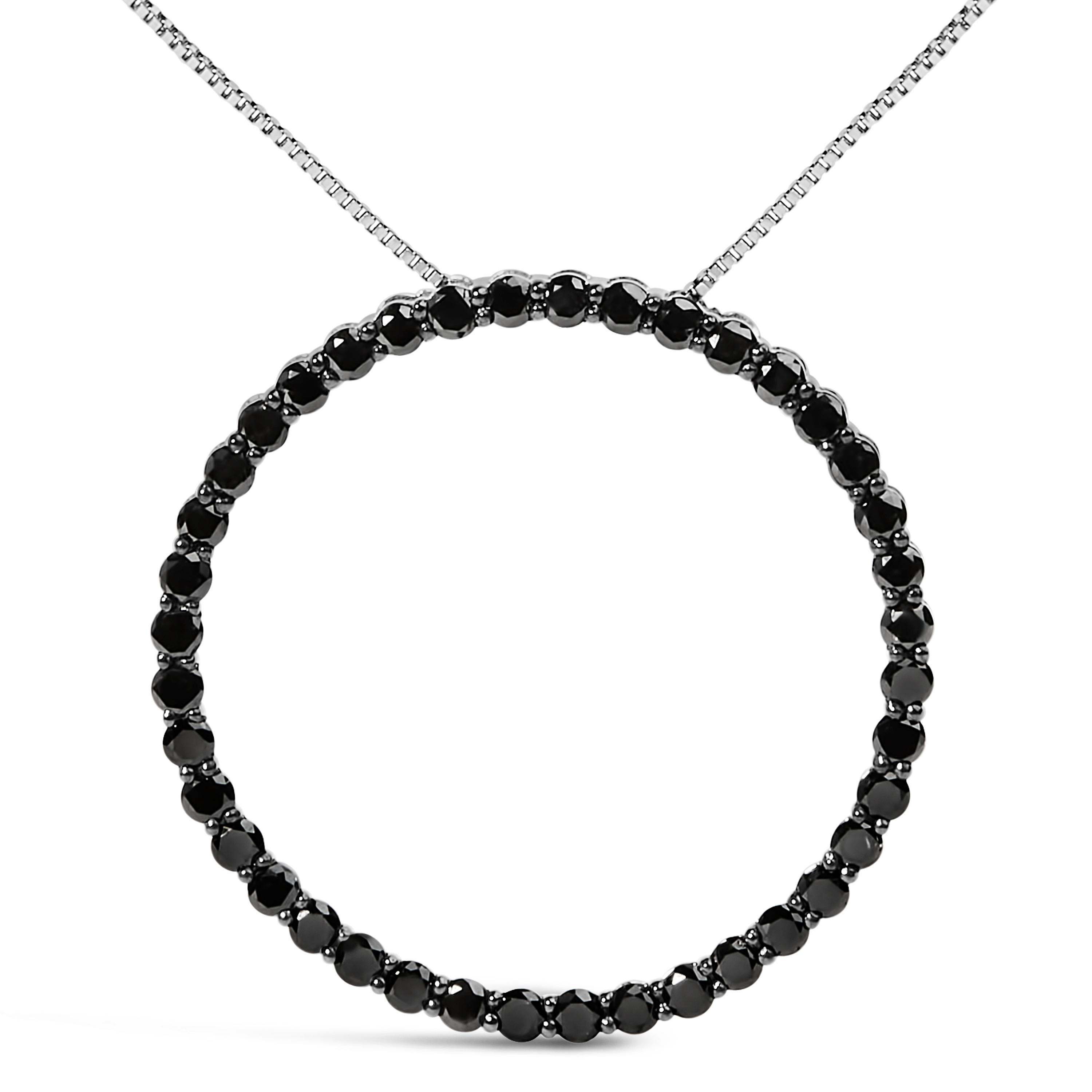 Prova il fascino accattivante di questa splendida collana con pendente a cerchio aperto, progettata per fare una dichiarazione audace. Realizzato in lucente argento 925, questo squisito pezzo presenta 2,0 carati di diamanti neri naturali. Ciascuna