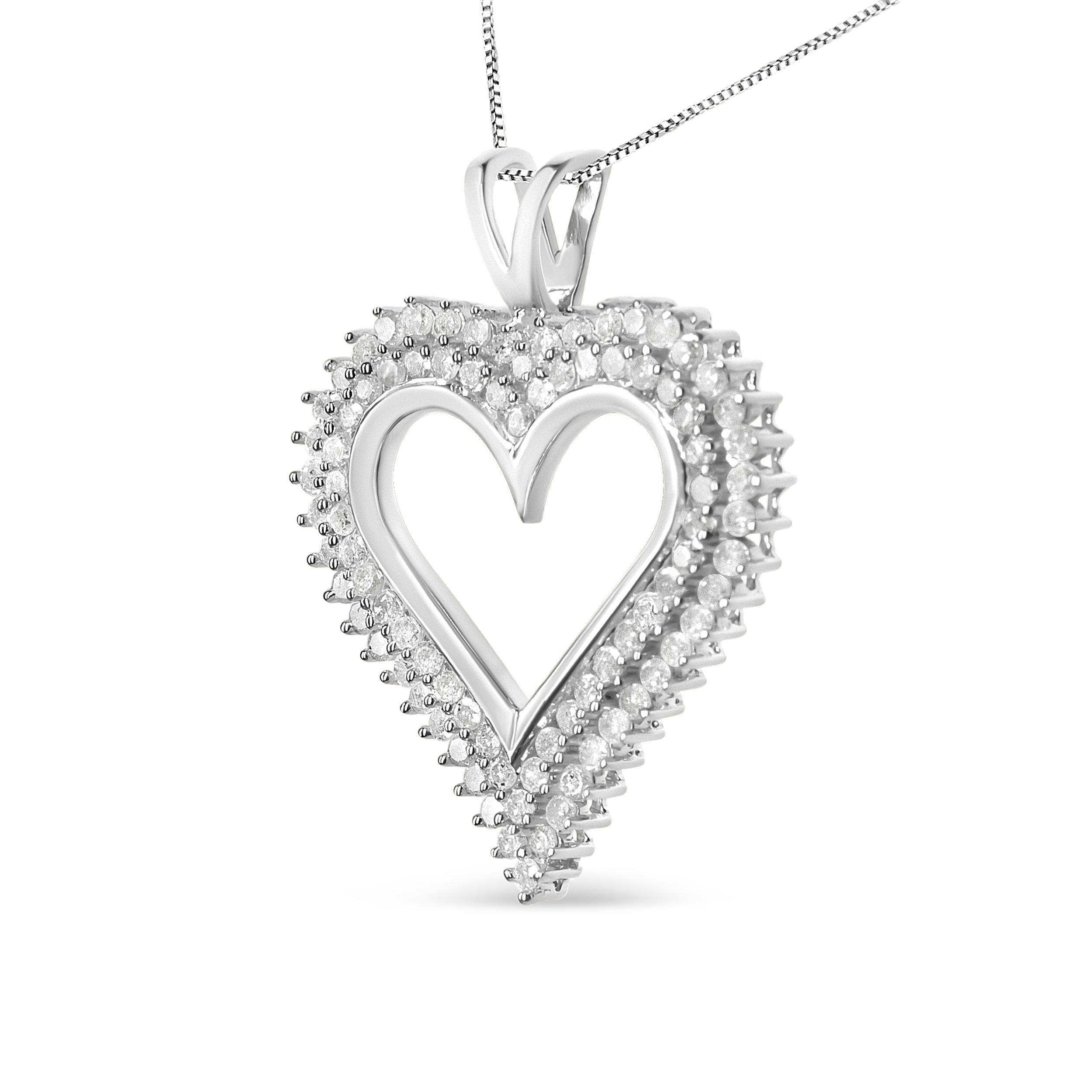 Célébrez la personne que vous aimez avec ce magnifique pendentif en forme de cœur en diamant. Ce collier de diamants présente deux rangées de diamants ronds sertis en épingle le long du bord de ce cœur ouvert en argent sterling 925, avec une chaîne