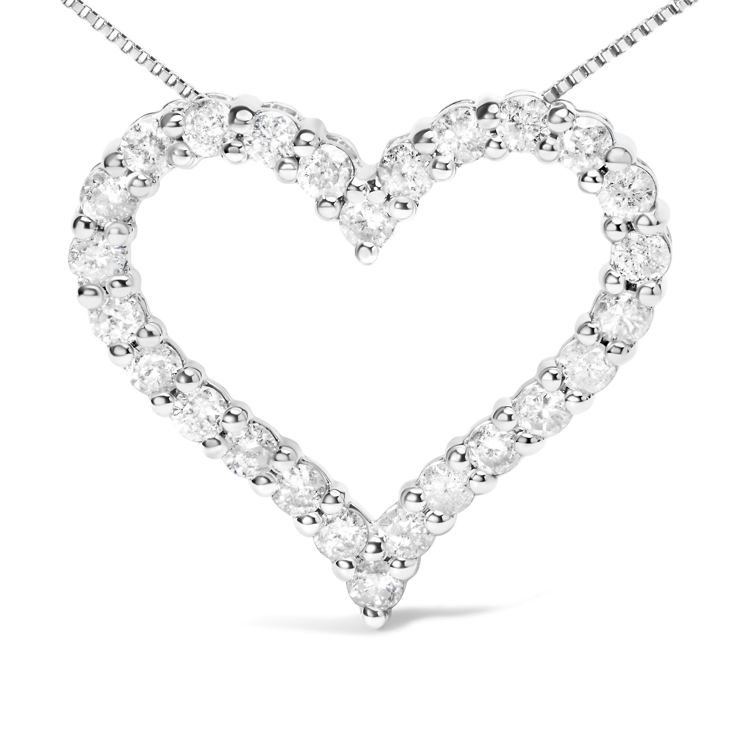 Crogiolati nello splendore di un'eleganza senza tempo con questo ciondolo mozzafiato a forma di cuore, meticolosamente realizzato in argento sterling 925. Adornata da scintillanti diamanti naturali per un totale di 2,0 carati, ogni pietra vanta un