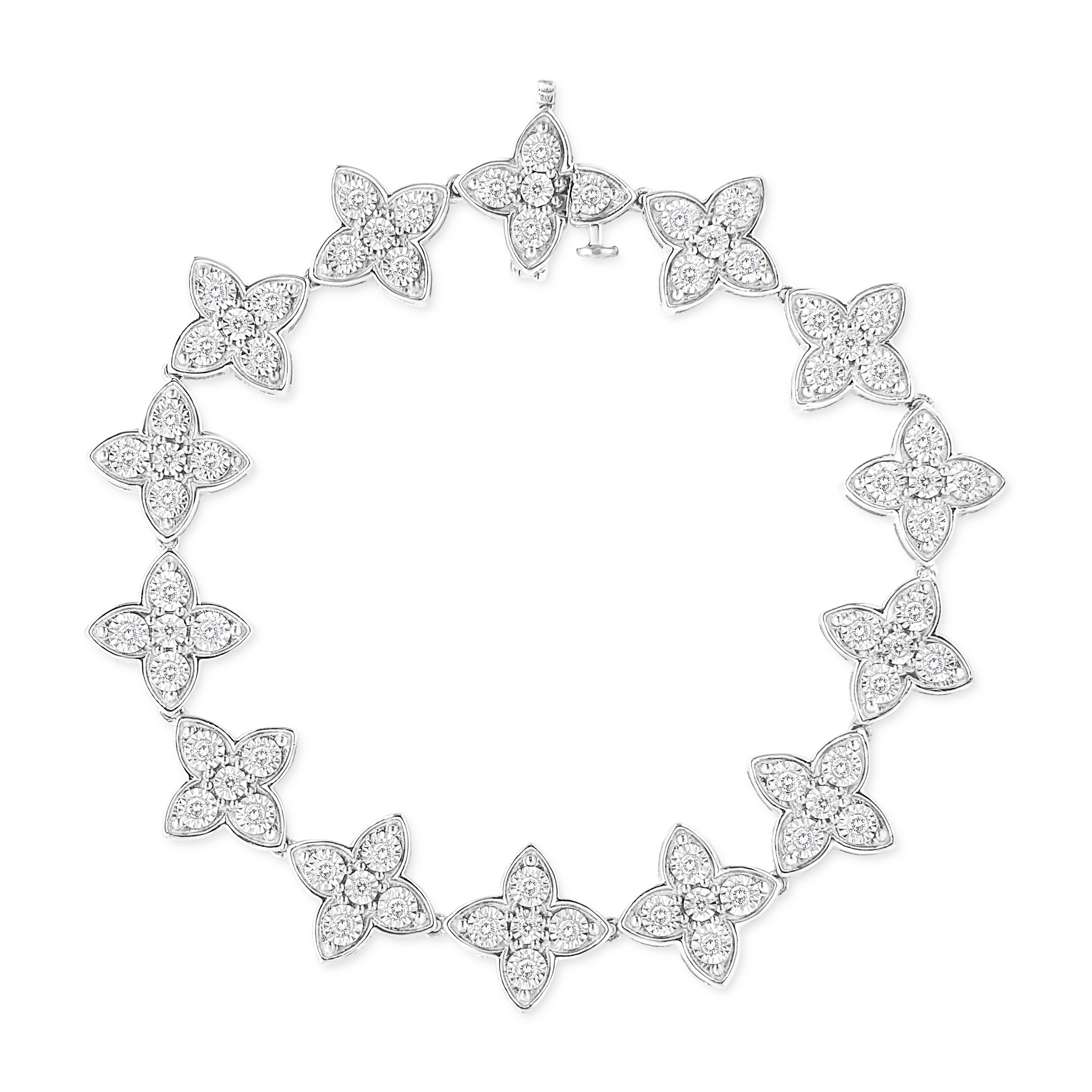 Questo bracciale in argento sterling con 1ct TDW di diamanti è assolutamente mozzafiato. Scintillanti diamanti a taglio rotondo di qualità promozionale, incastonati in una montatura miracolosa, si trovano all'interno di una maglia a forma di fiore.