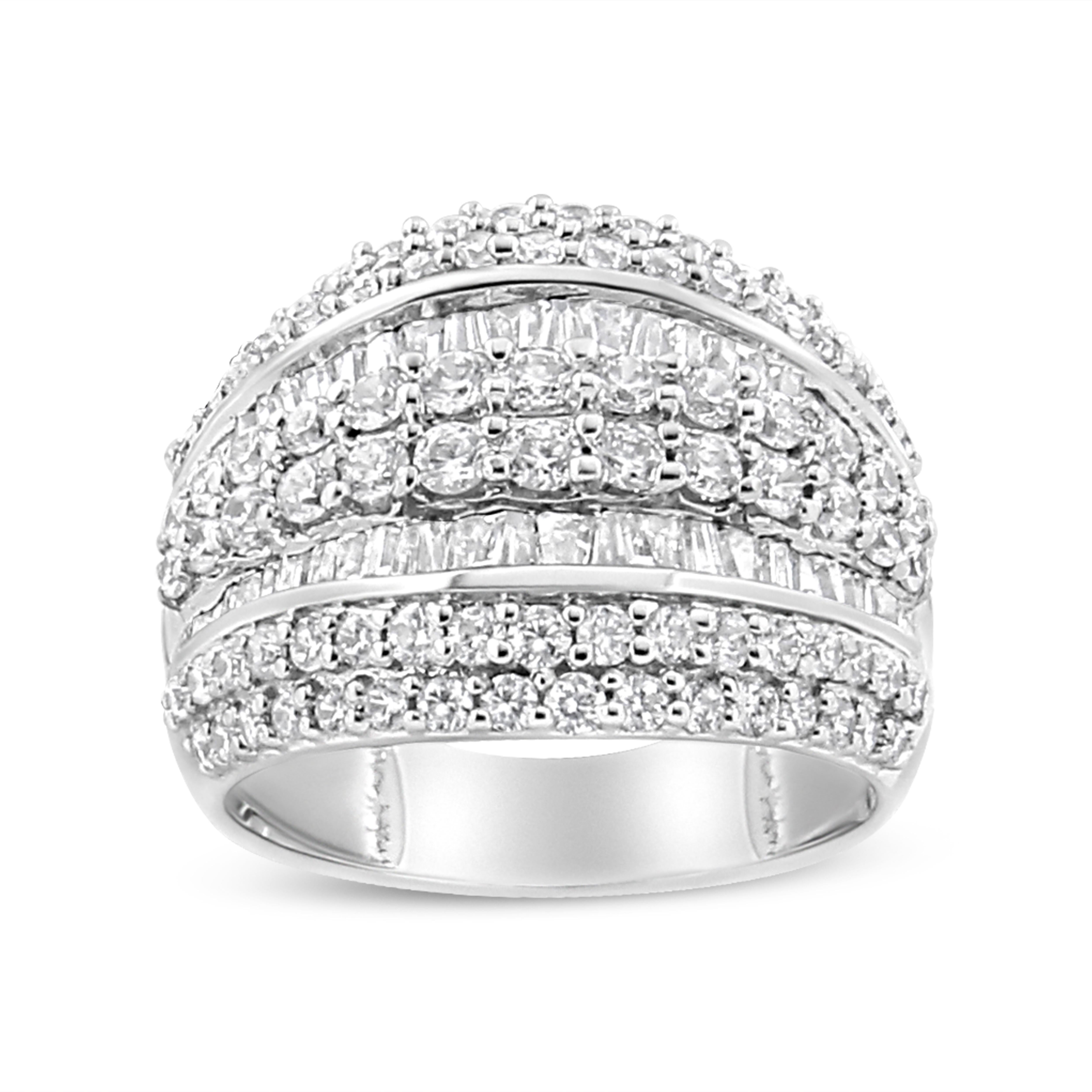Dieser kühne und brillante Diamantring hat ein beeindruckendes Gesamtkaratgewicht von 2,00 c.t. Dieses Stück ist aus echtem 925er Sterlingsilber gefertigt, einem Metall, das über Jahre hinweg anlauffrei bleibt. Der Ring glänzt mit abwechselnden