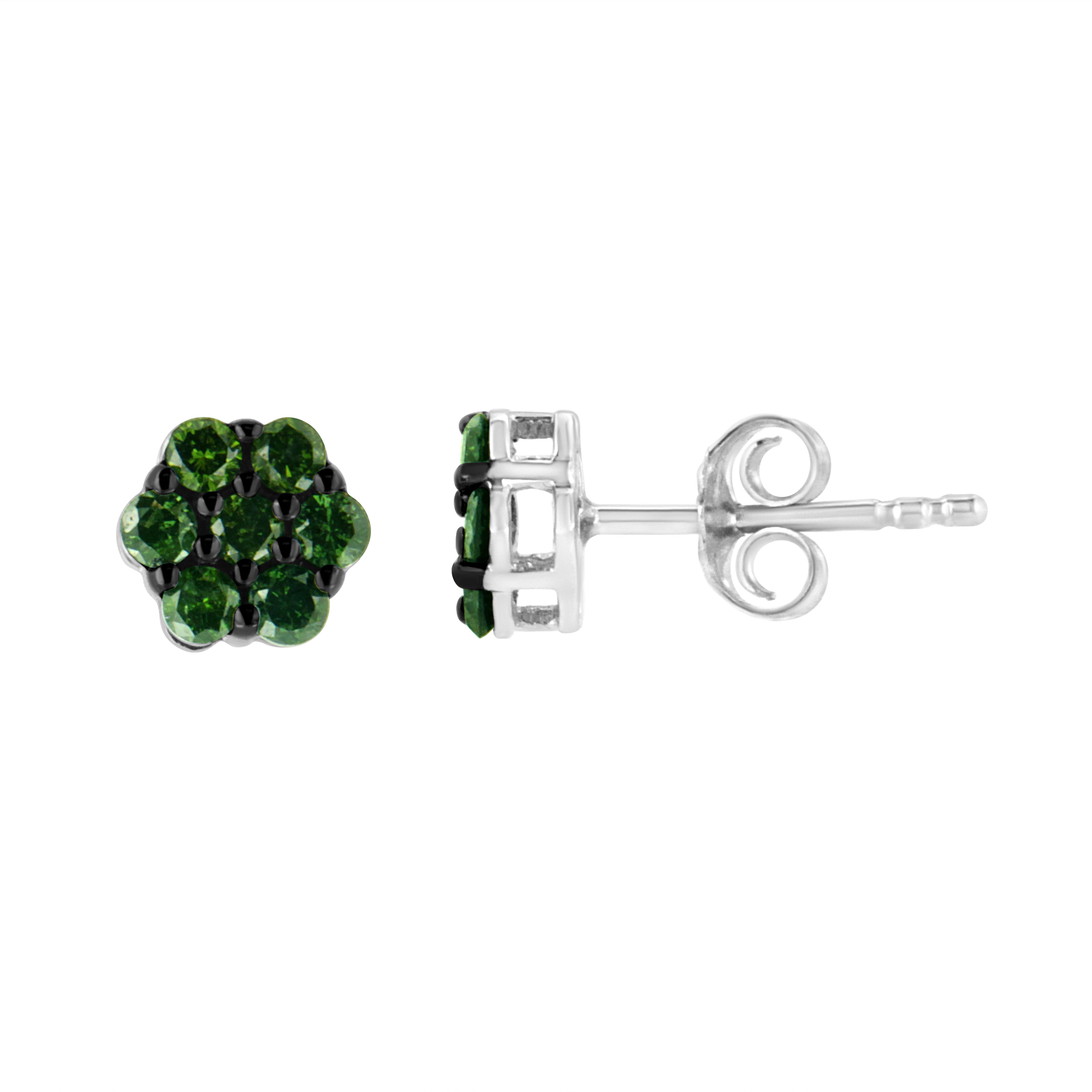 Te enamorarás de estos pendientes de racimo clásicos. Imprescindibles en cualquier colección de joyas seria, estos pendientes de plata de ley 925 ostentan un impresionante peso total de 2,0 quilates de diamantes verdes tratados con siete piedras