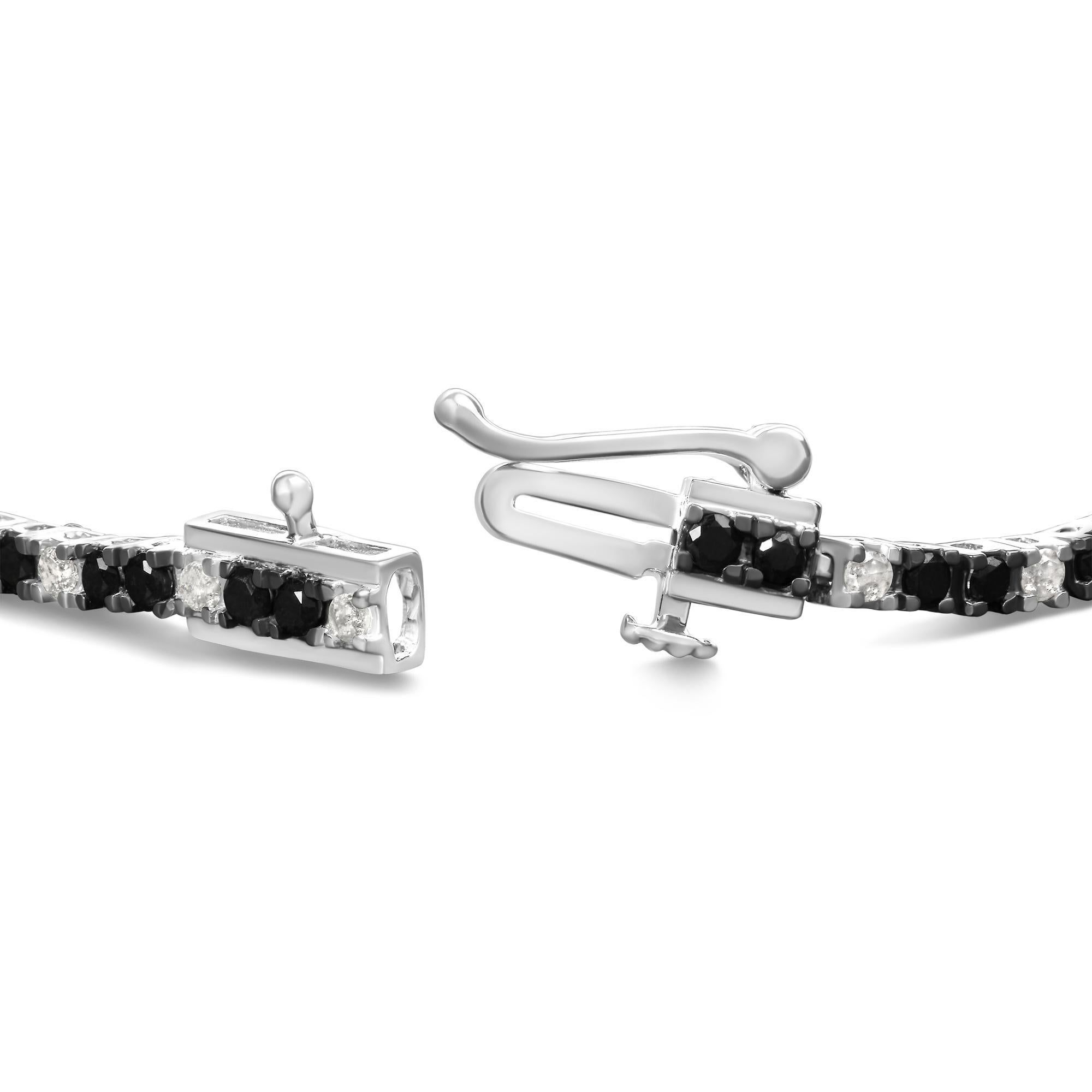 Avvolto dalle sfumature crepuscolari di un cielo stellato, questo splendido bracciale tennis in argento 925 racchiude in sé eleganza e audacia. Ogni anello è la testimonianza di una maestria artigianale, placcato in rodio per una brillantezza e una