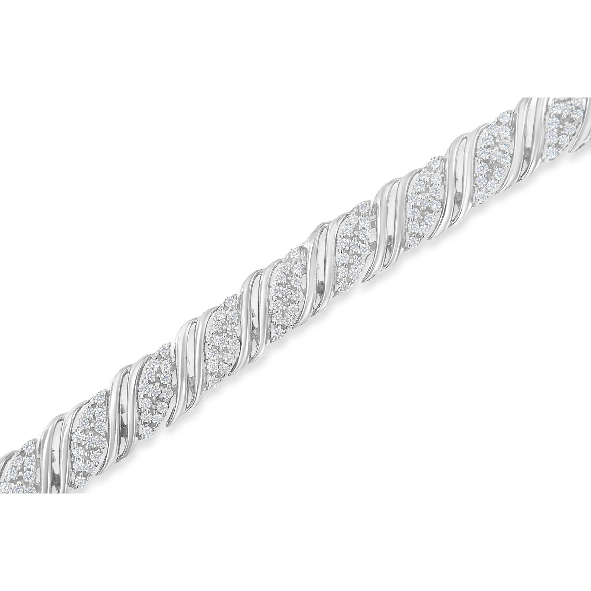 Ce magnifique bracelet double en argent sterling est orné de 2 carats de diamants naturels de taille ronde. La pièce présente un motif alterné de diamants sertis en cascade, séparés par deux maillons en 