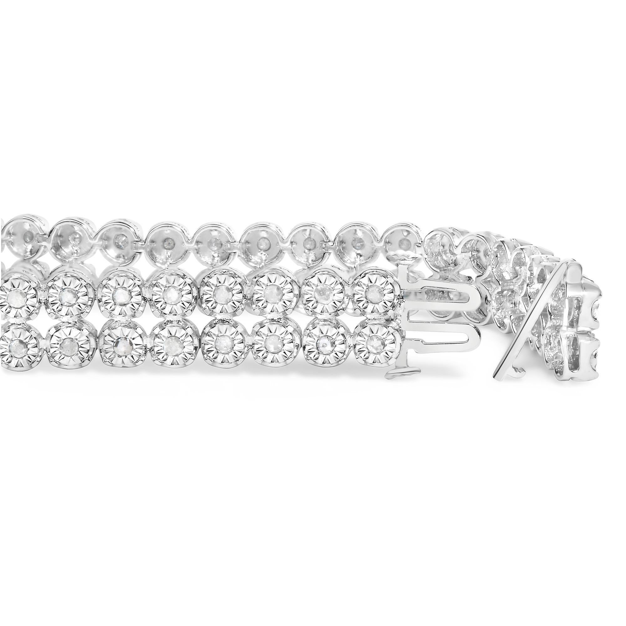 Fabriqué en argent sterling .925 lumineux, ce bracelet exquis de 7 pouces enchante par ses deux rangées de diamants naturels étincelants, d'un total de 2,0 cttw. Chaque pierre précieuse est méticuleusement sertie dans un arrangement miracle,