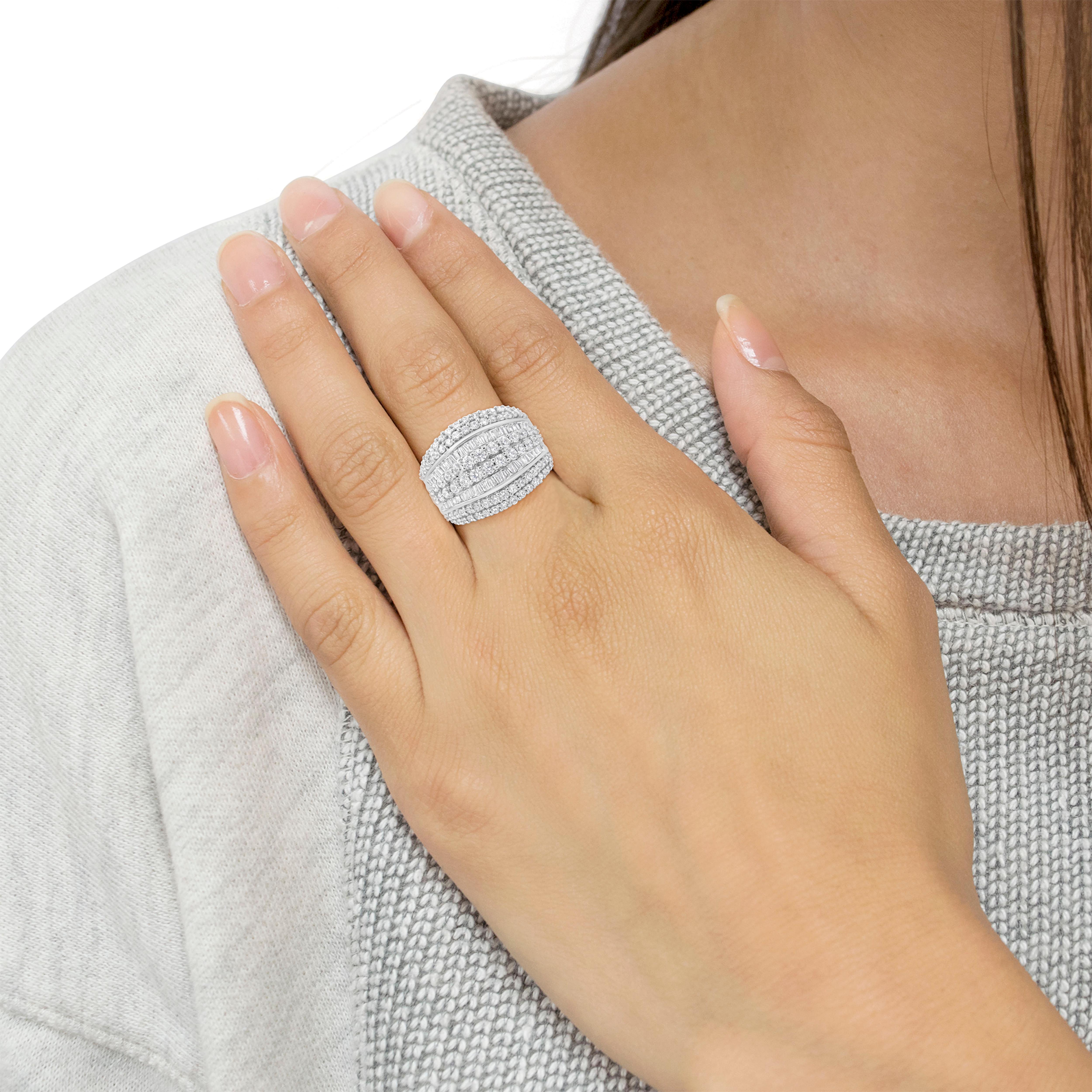 .925 A Silver 2.00 Cttw Round and Baguette-Cut Diamond Cluster Ring Pour femmes en vente