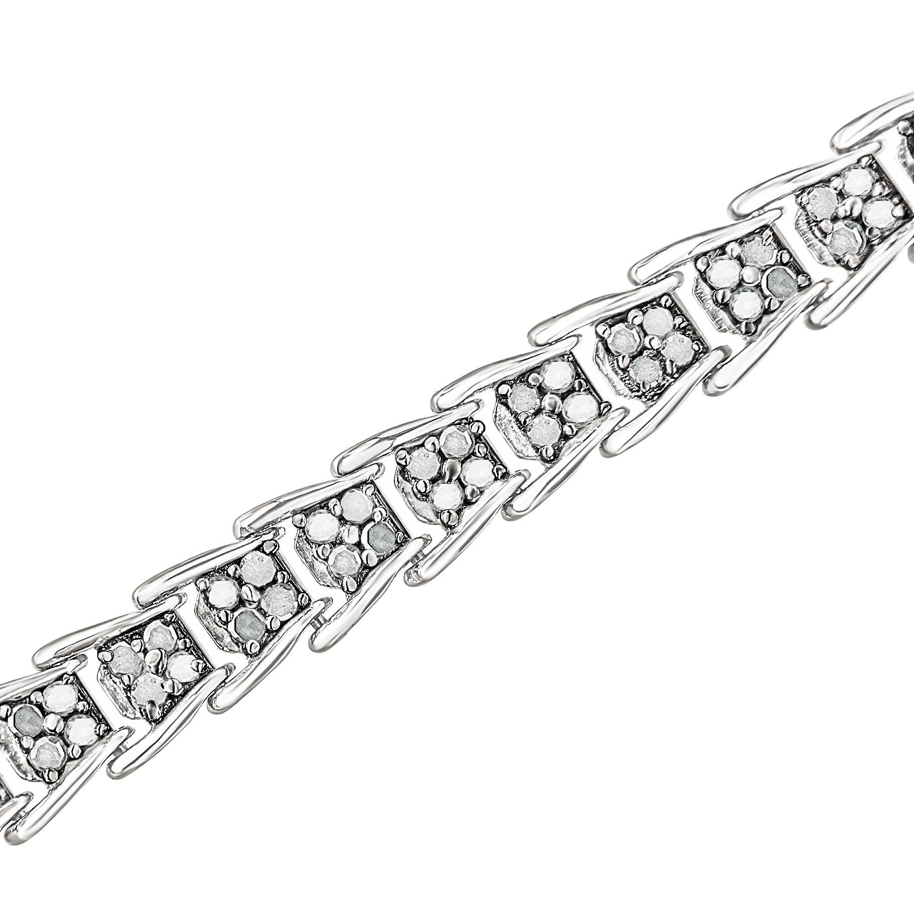 SORPRENDENTEMENTE ÚNICA - Lo que distingue a esta pulsera de plata de ley es la forma en que cada eslabón, intrincadamente detallado, se abre en abanico para conseguir un efecto espectacular. Los eslabones anidados proporcionan un aspecto sin