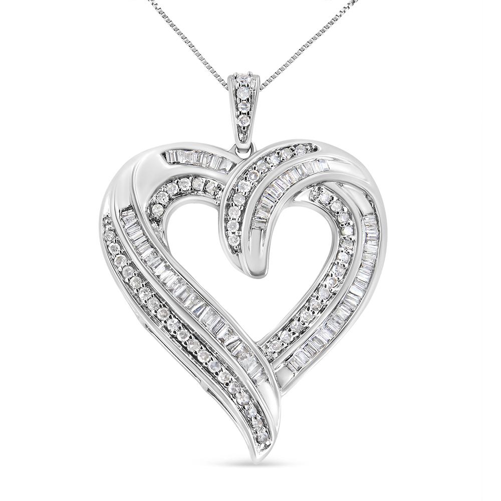 Montrez votre amour éternel pour cette personne spéciale avec ce joli collier en forme de cœur en argent. Ce pendentif est conçu avec de l'argent texturé et des diamants naturels de taille ronde et baguette, respectivement sertis en griffe et en