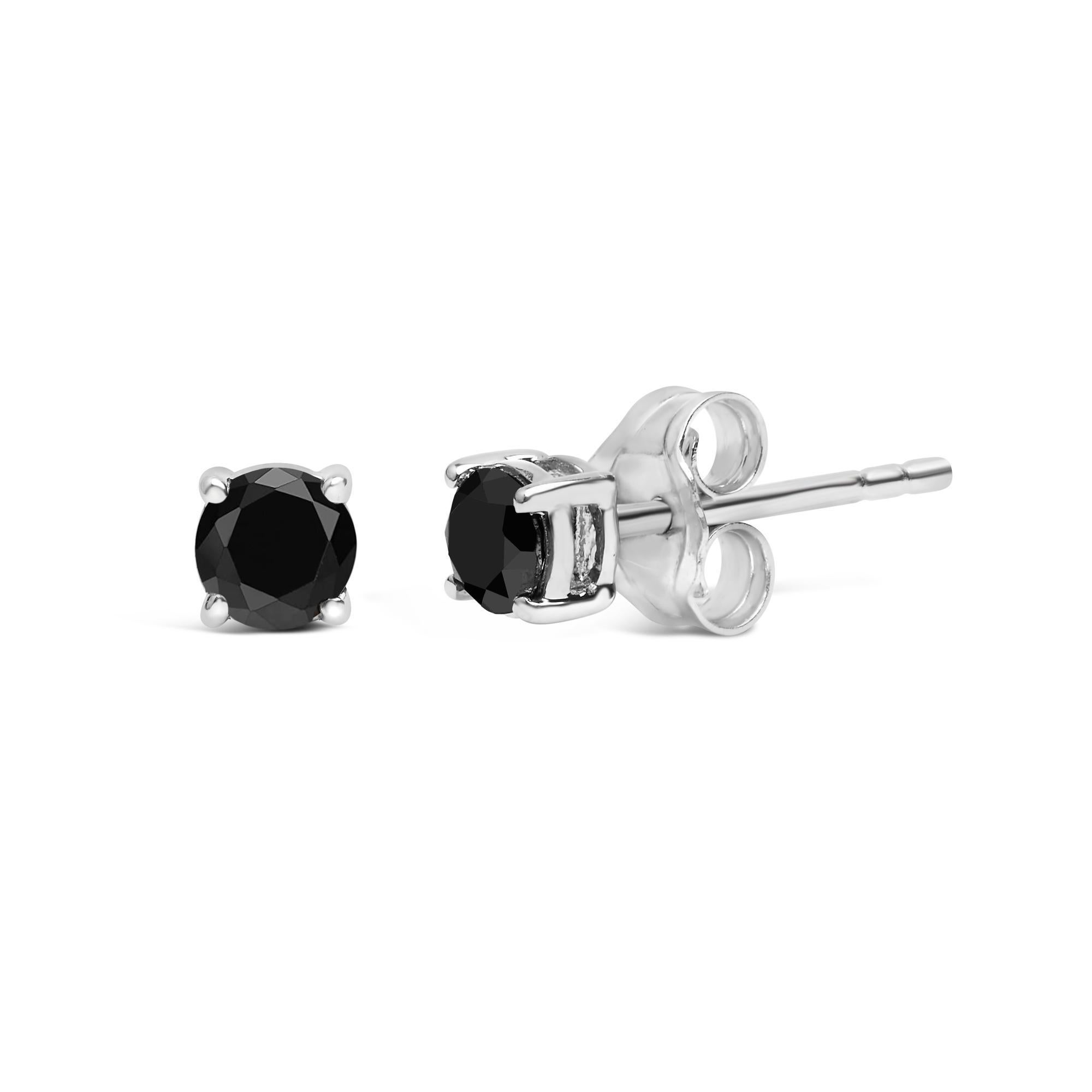 Scopri il fascino enigmatico di questi orecchini a perno in argento sterling, ognuno dei quali mostra un mistico diamante nero che sussurra storie di raffinatezza. Realizzata in pregiato argento 925 con una brillante placcatura in rodio, questa