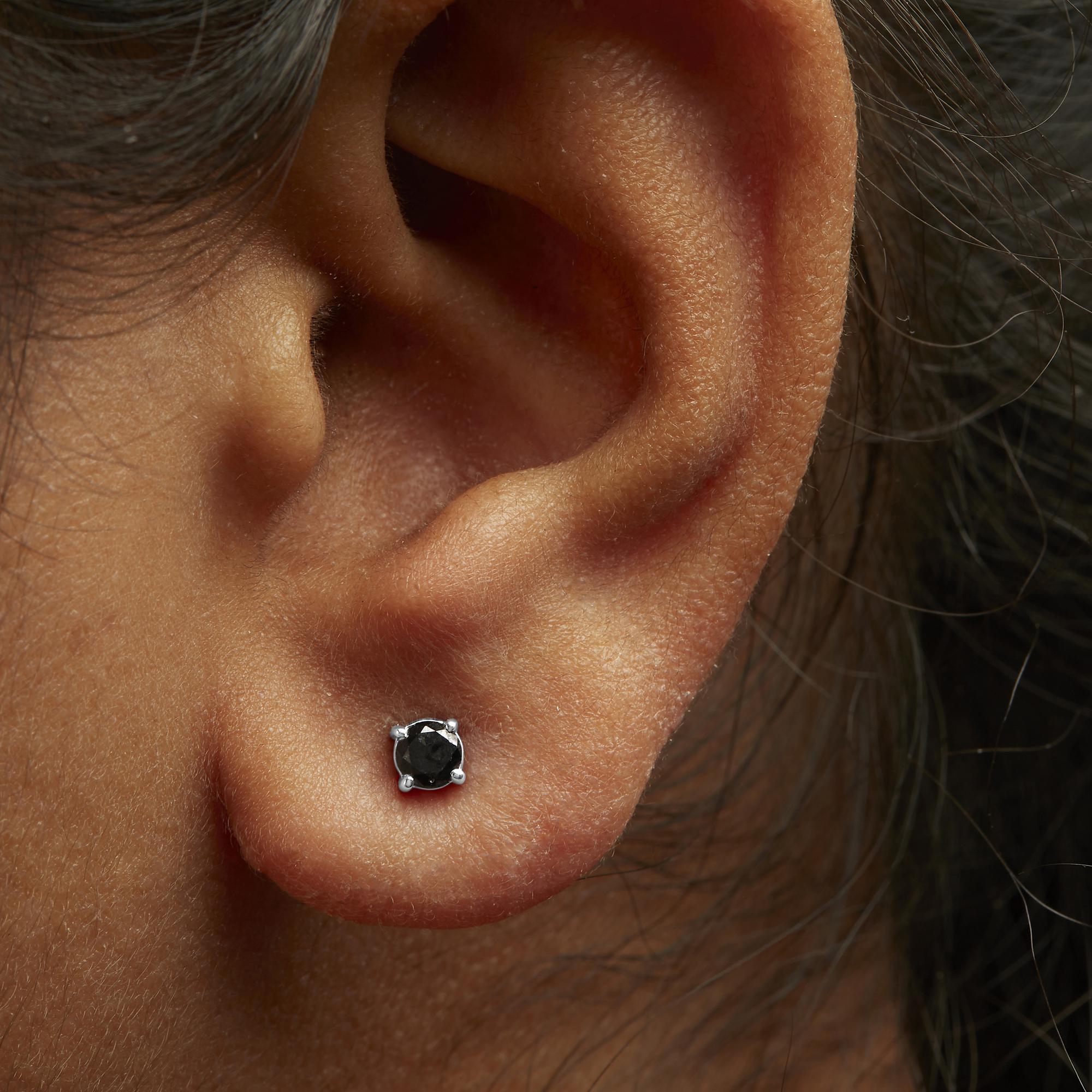 Taglio rotondo Orecchini a perno in argento 925 con diamante nero da 3/8 cttw in vendita