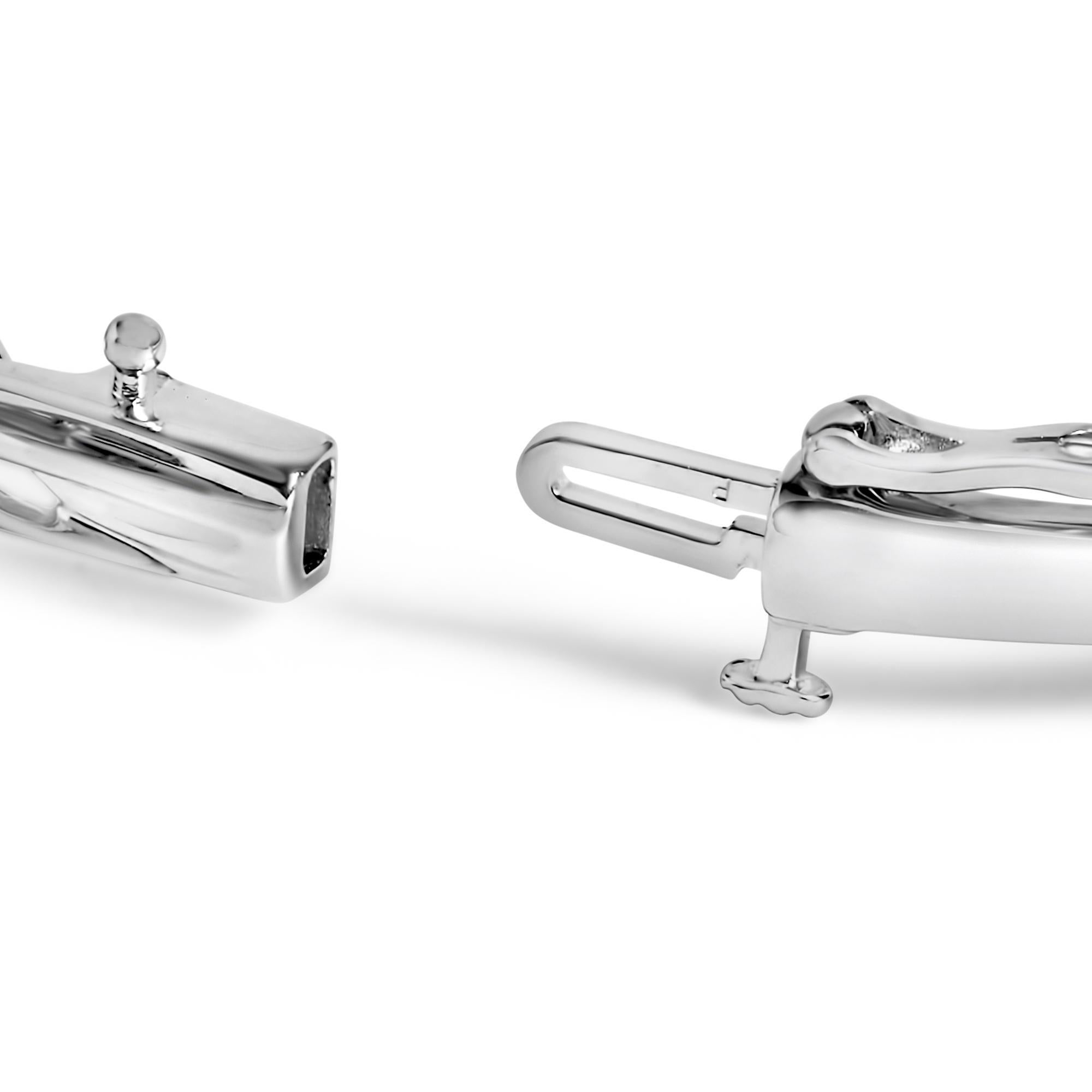 Tauchen Sie ein in die wirbelnde Eleganz dieses rhodinierten Armreifs aus 925er Sterlingsilber, in dem natürliche weiße Diamanten und dramatisch veredelte schwarze Diamanten in einer Symphonie aus Kontrast und Stil spielen. Jeder Stein ist